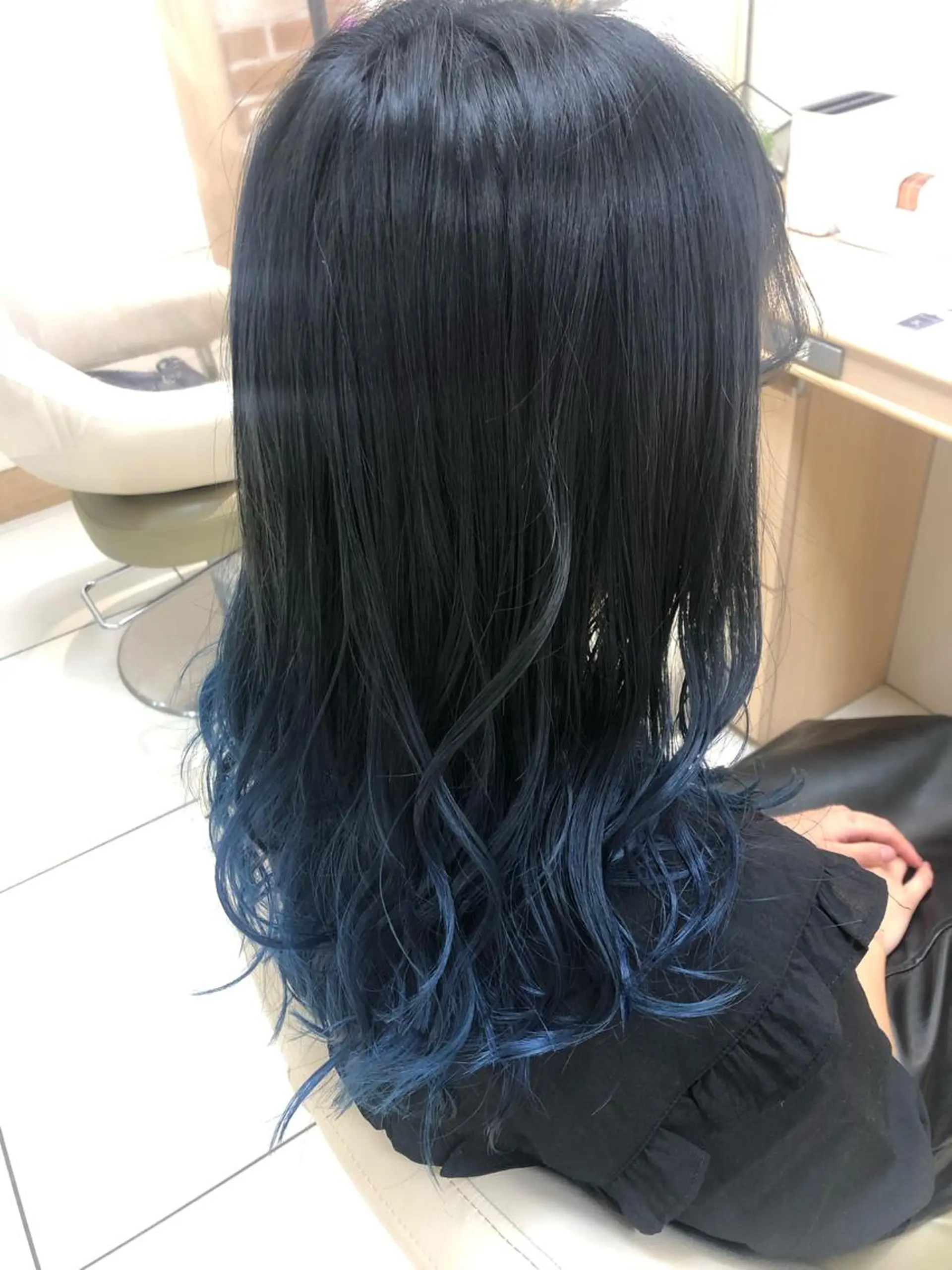 カラー 黒髪 ブルーカラー ブルーブラック グラデーションカラー 中川 あすきのヘアスタイル