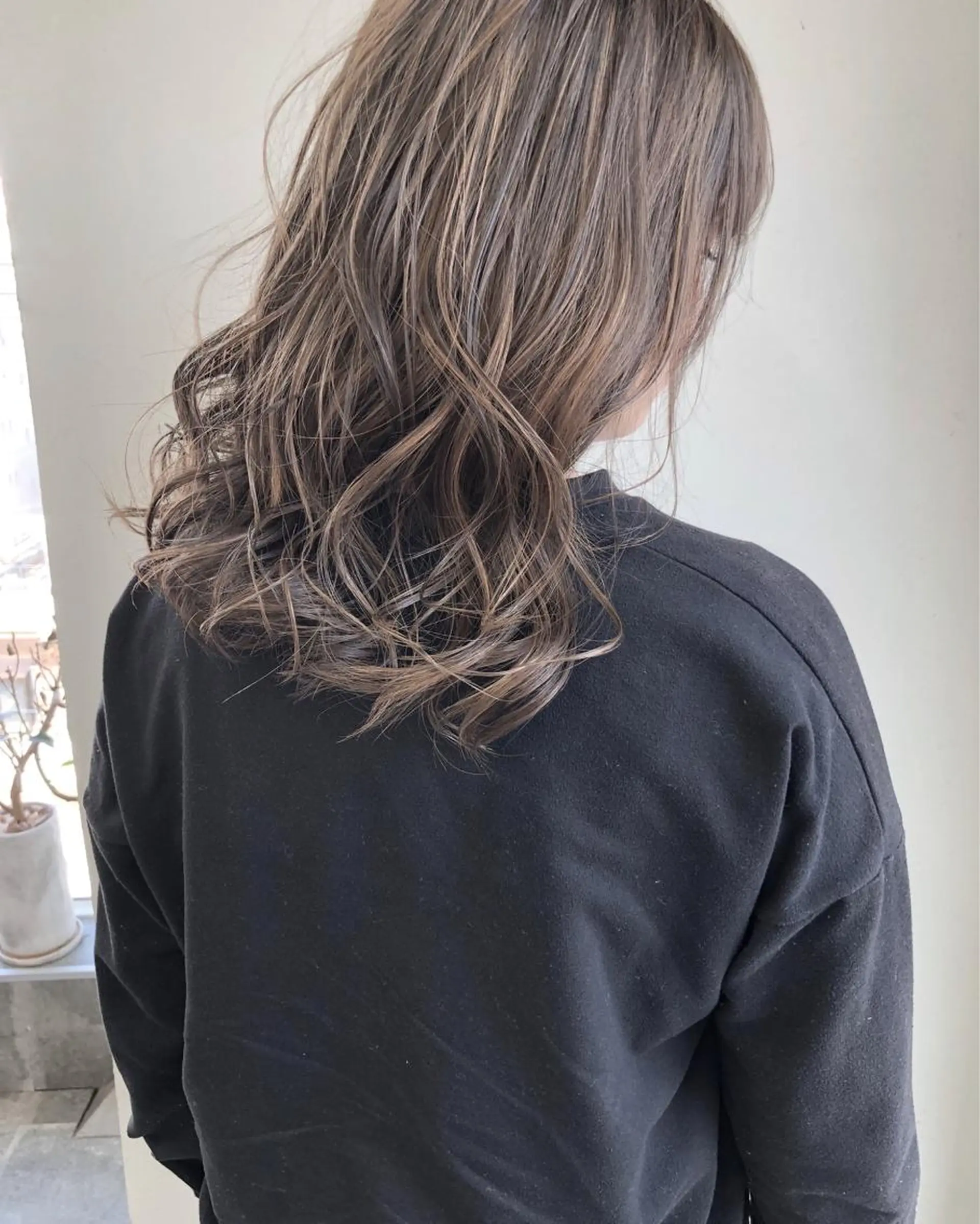 ロング アッシュ ハイライト ヘアカラー トリートメント 小澤大輔 YOLO hairのヘアスタイル