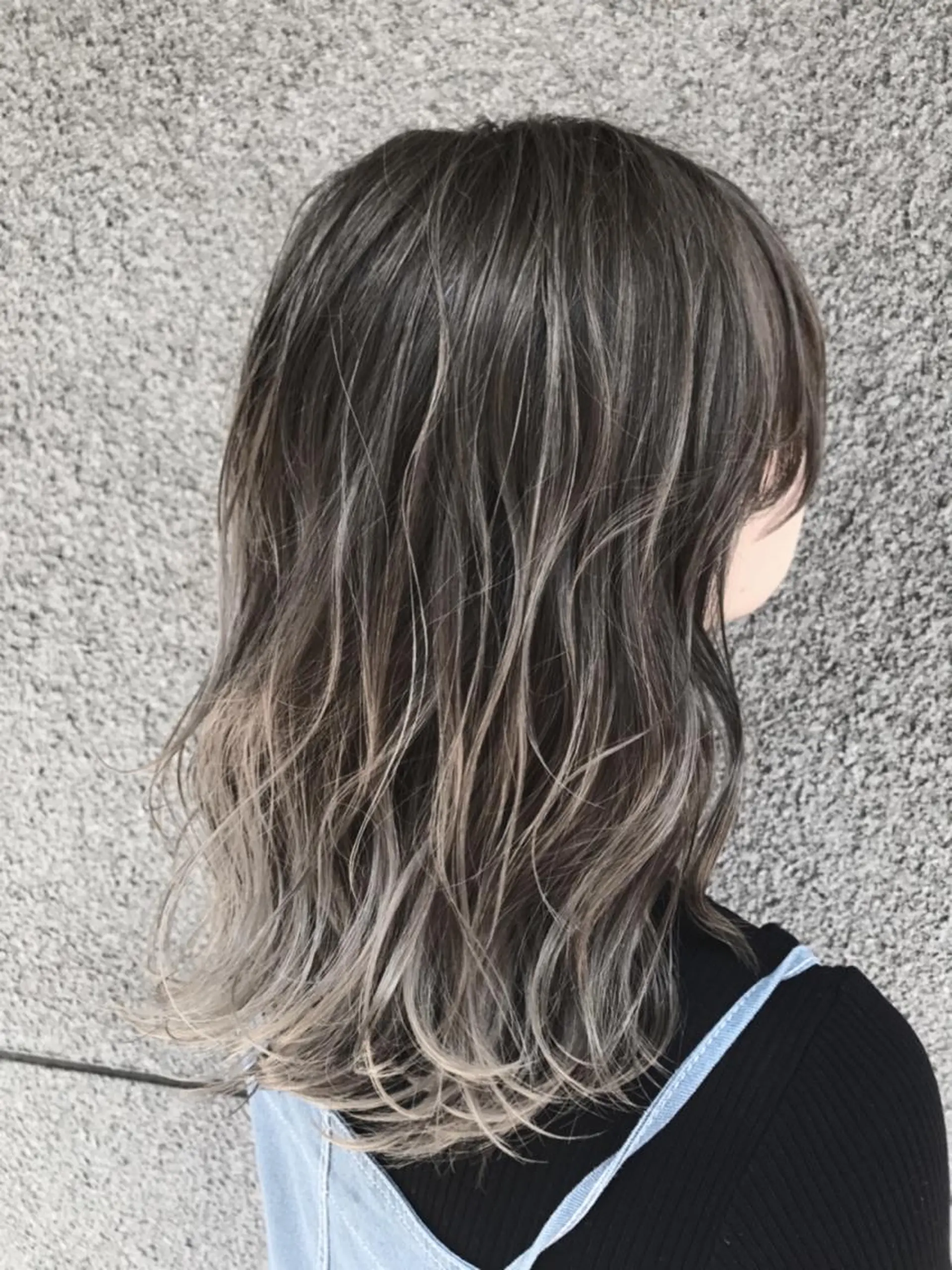 ミディアム カラー アッシュ アッシュグレー バレイヤージュ レイヤーカット Eliss 堀江のヘアスタイル