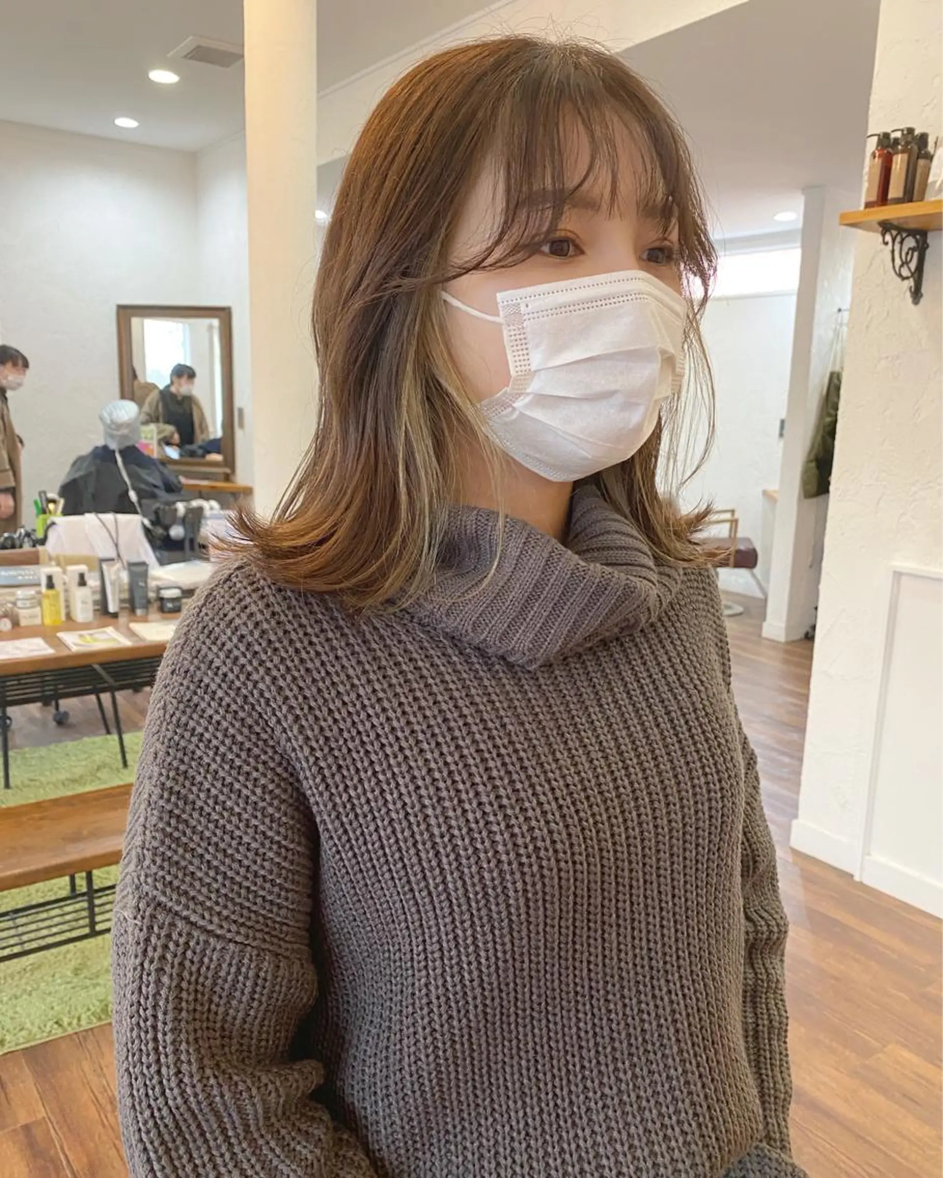 セミロング カラー ベージュカラー イヤリングカラー シルバー シルバーベージュ カット ヘアカラー 江原 彩華のヘアスタイル