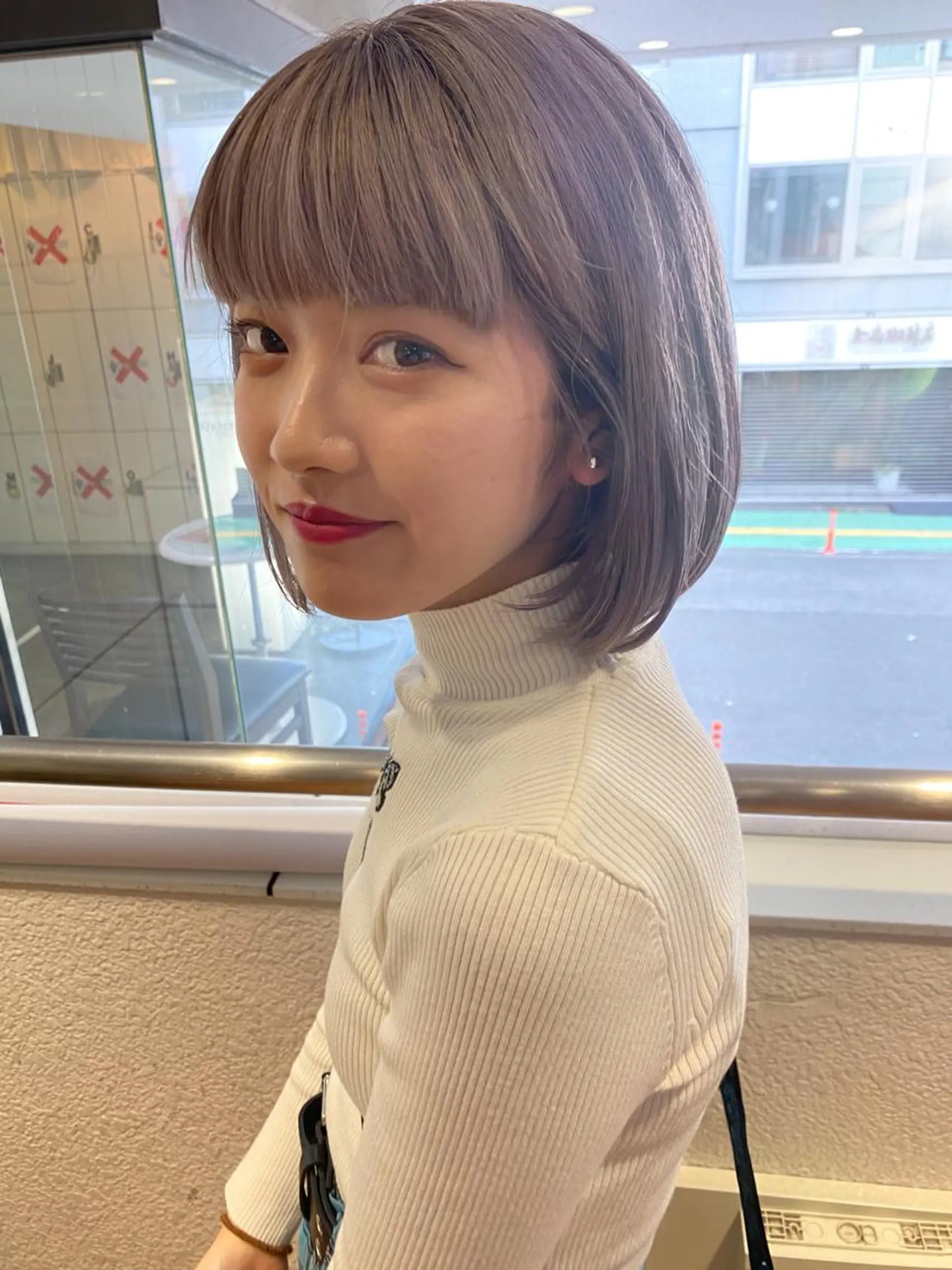 ショート カラー ブリーチ 透明感カラー シルバー レイヤー/ベージュ カラー/ハシモトのヘアスタイル