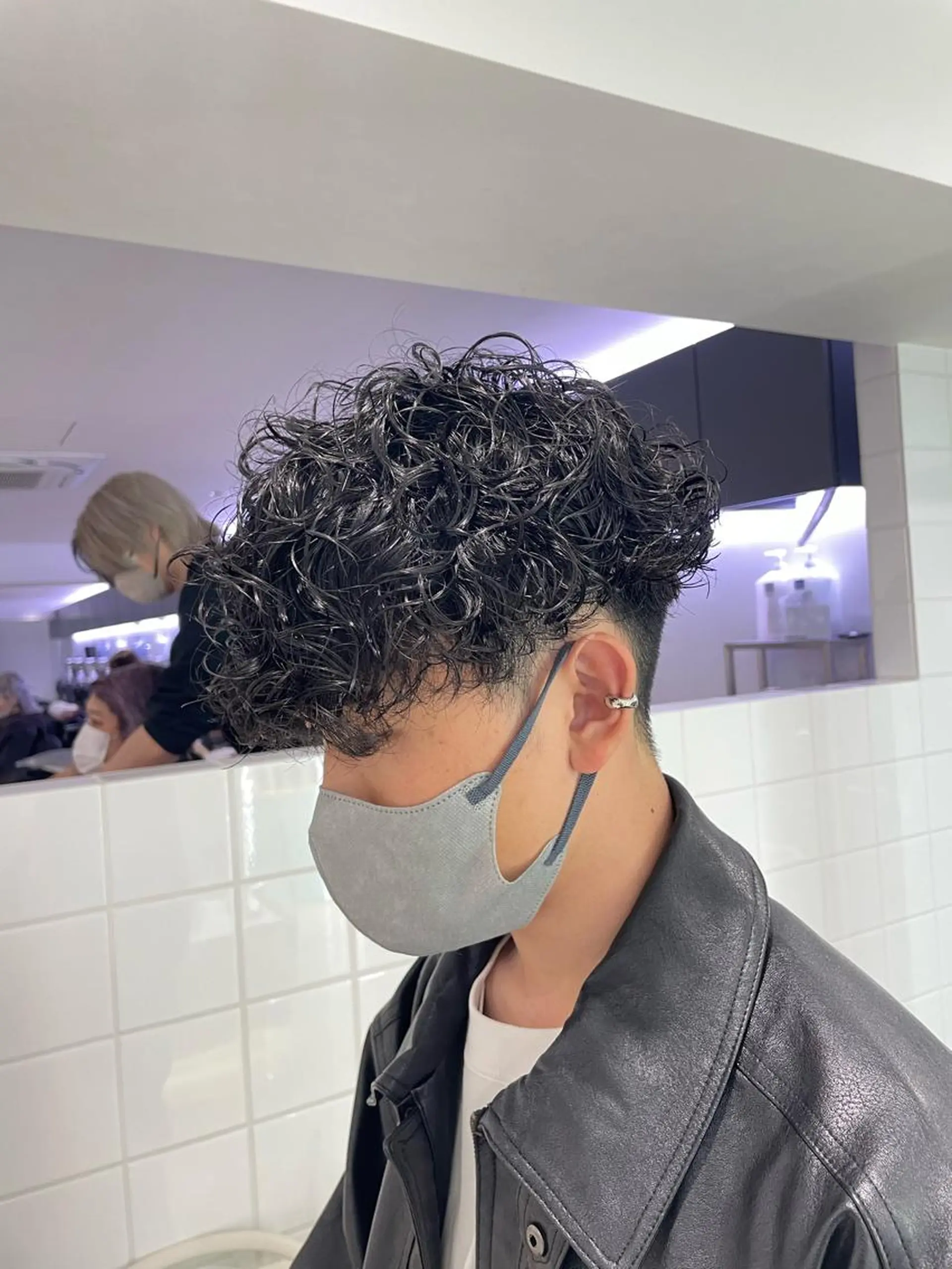 ミディアム パーマ ヘアアレンジ メンズ ミディアムパーマ メンズパーマ 顔まわりカット の達人のヘアスタイル