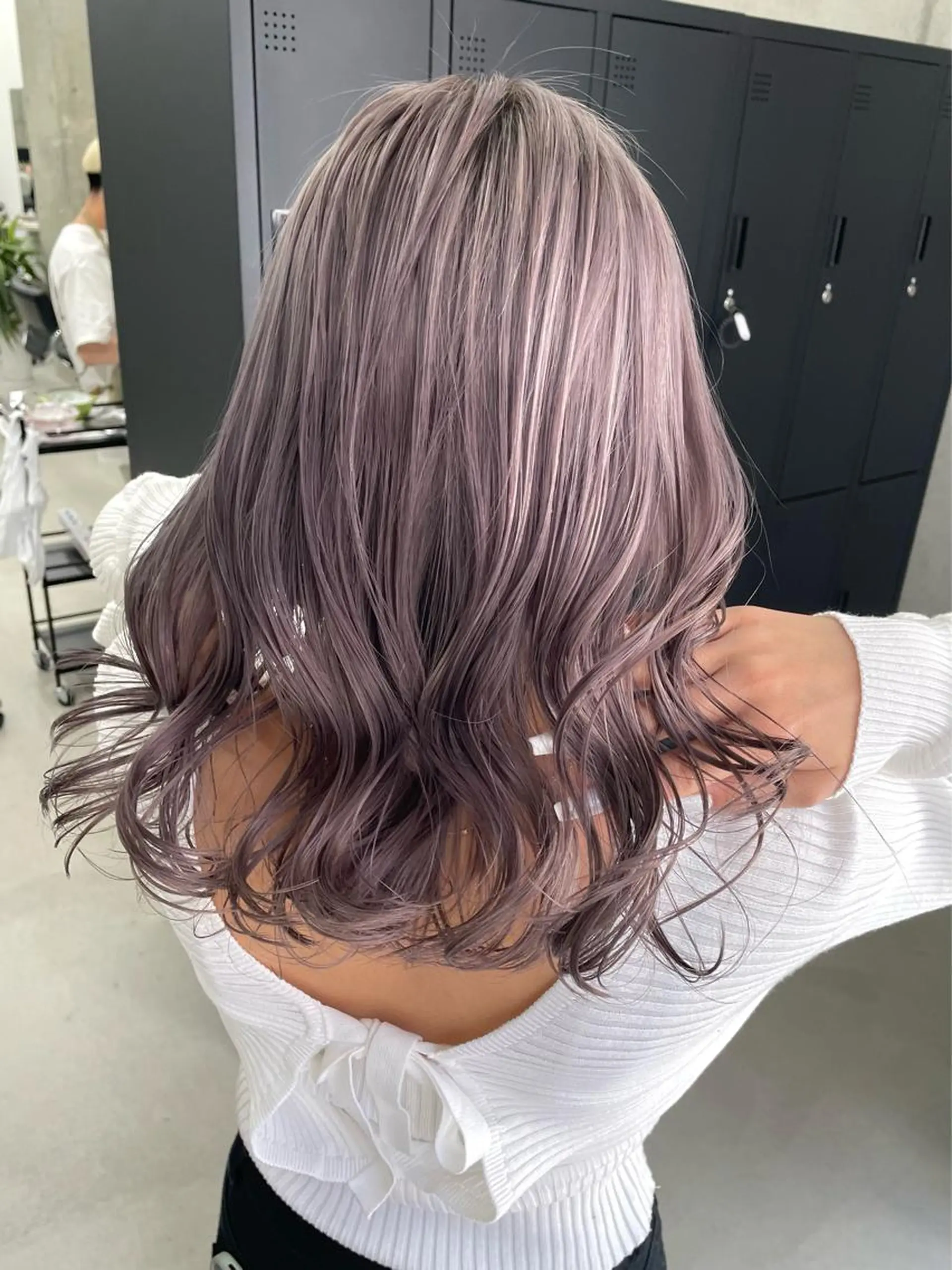 ミディアム アッシュ アッシュグレー アッシュグレージュ ハイライト レイヤーカット Blonde nagoya sakae所属・岡留 愛美のヘアスタイル