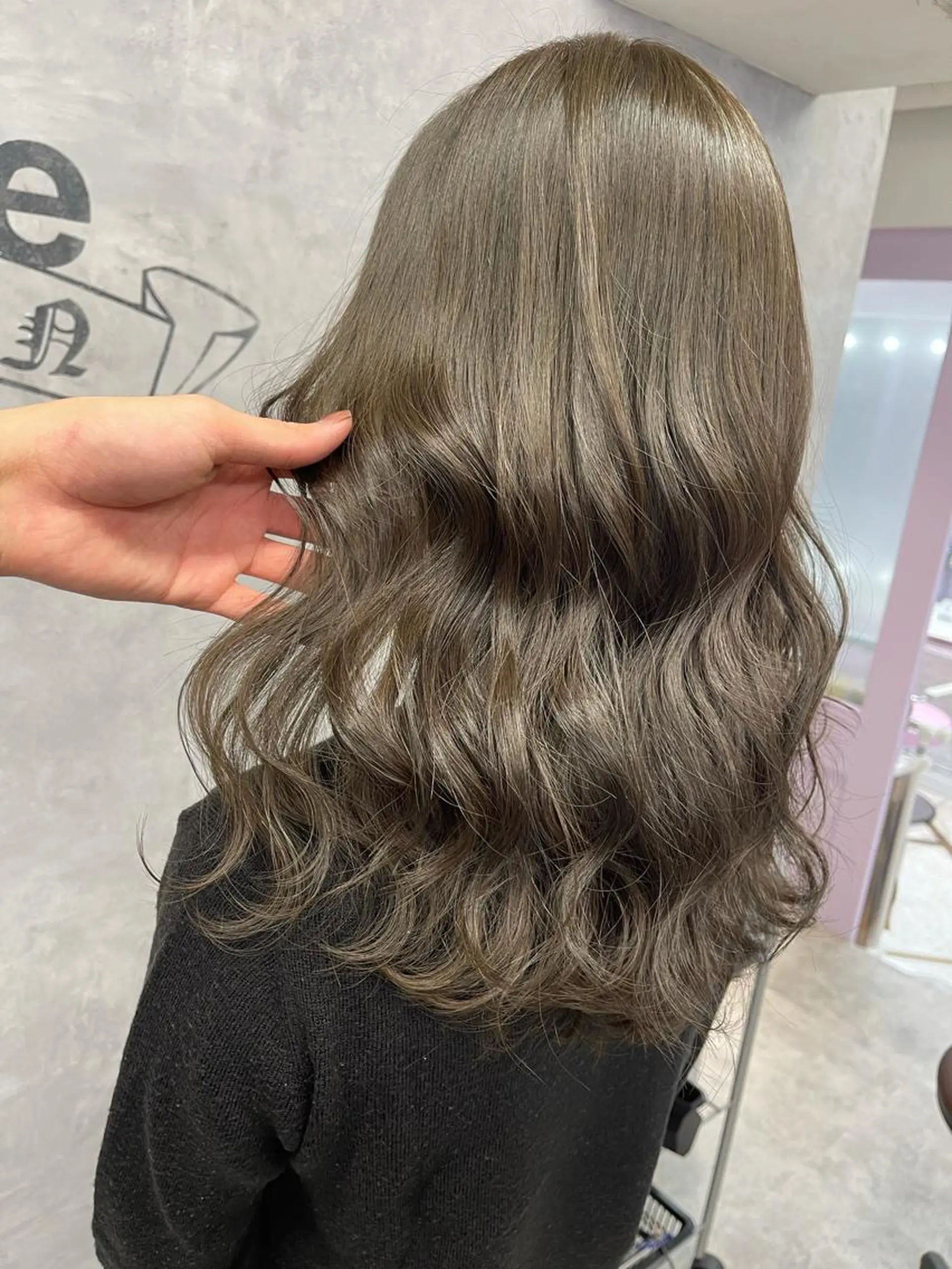 ロング カラー イルミナカラー オリーブグレー トリートメント カット ヘアカラー トリートメント オフホワイトアンドなんば所属・福西 洋斗のヘアスタイル