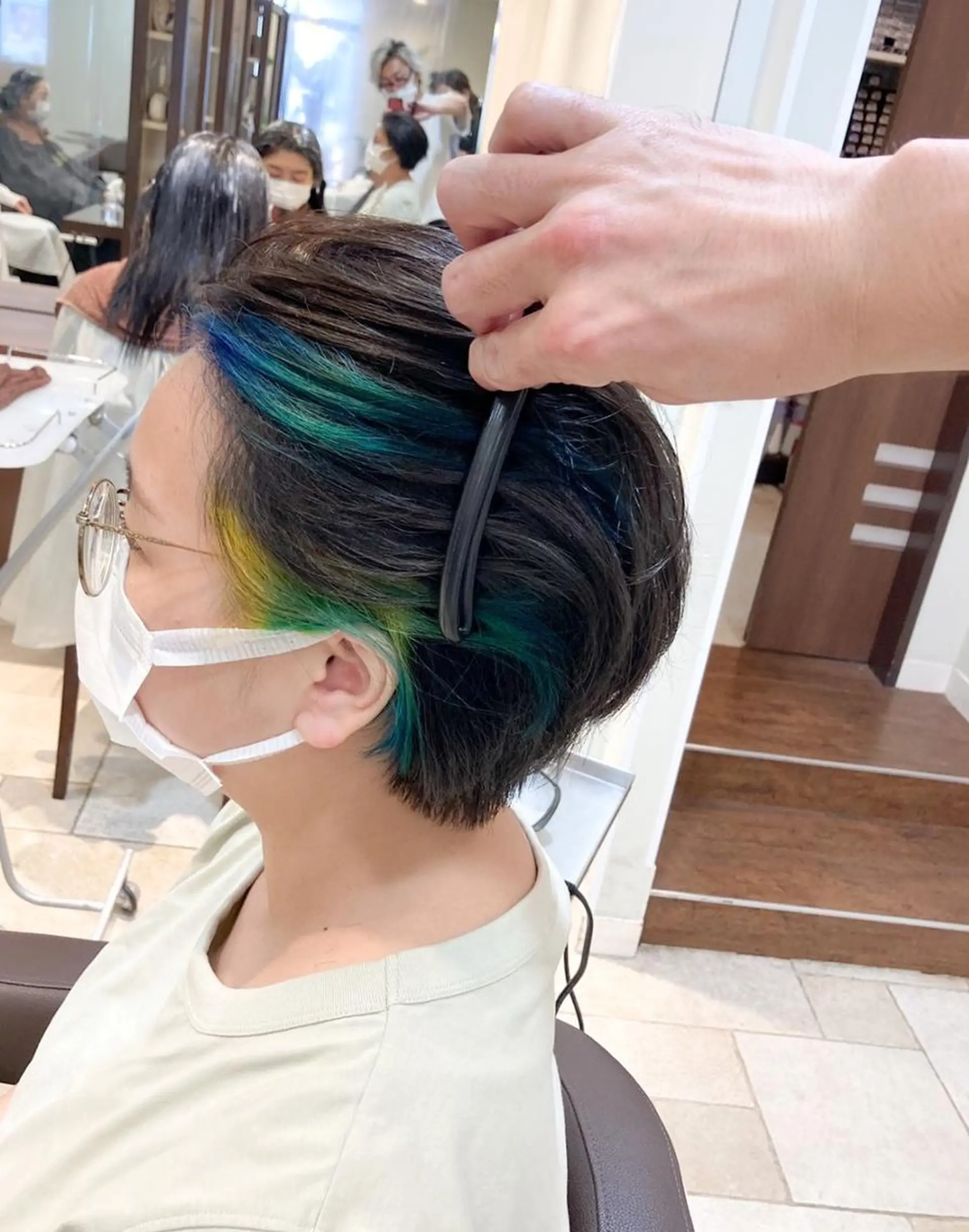 ショート ヘアカラー 前髪縮毛矯正 高野開弦ハイトーンのヘアスタイル