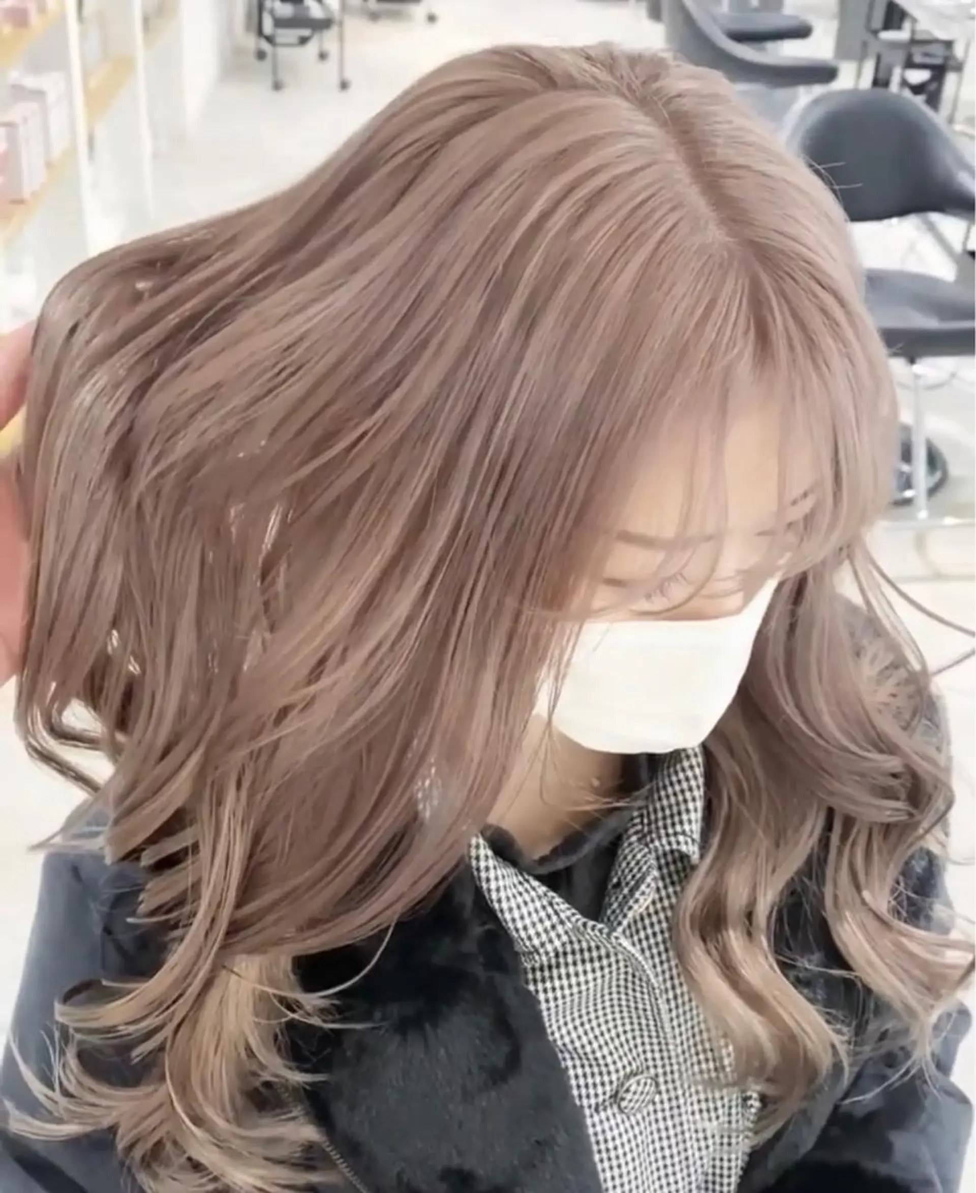 ロング カラー ベージュカラー ハイトーンカラー ハイトーンベージュ FLEEK 安立徹のヘアスタイル