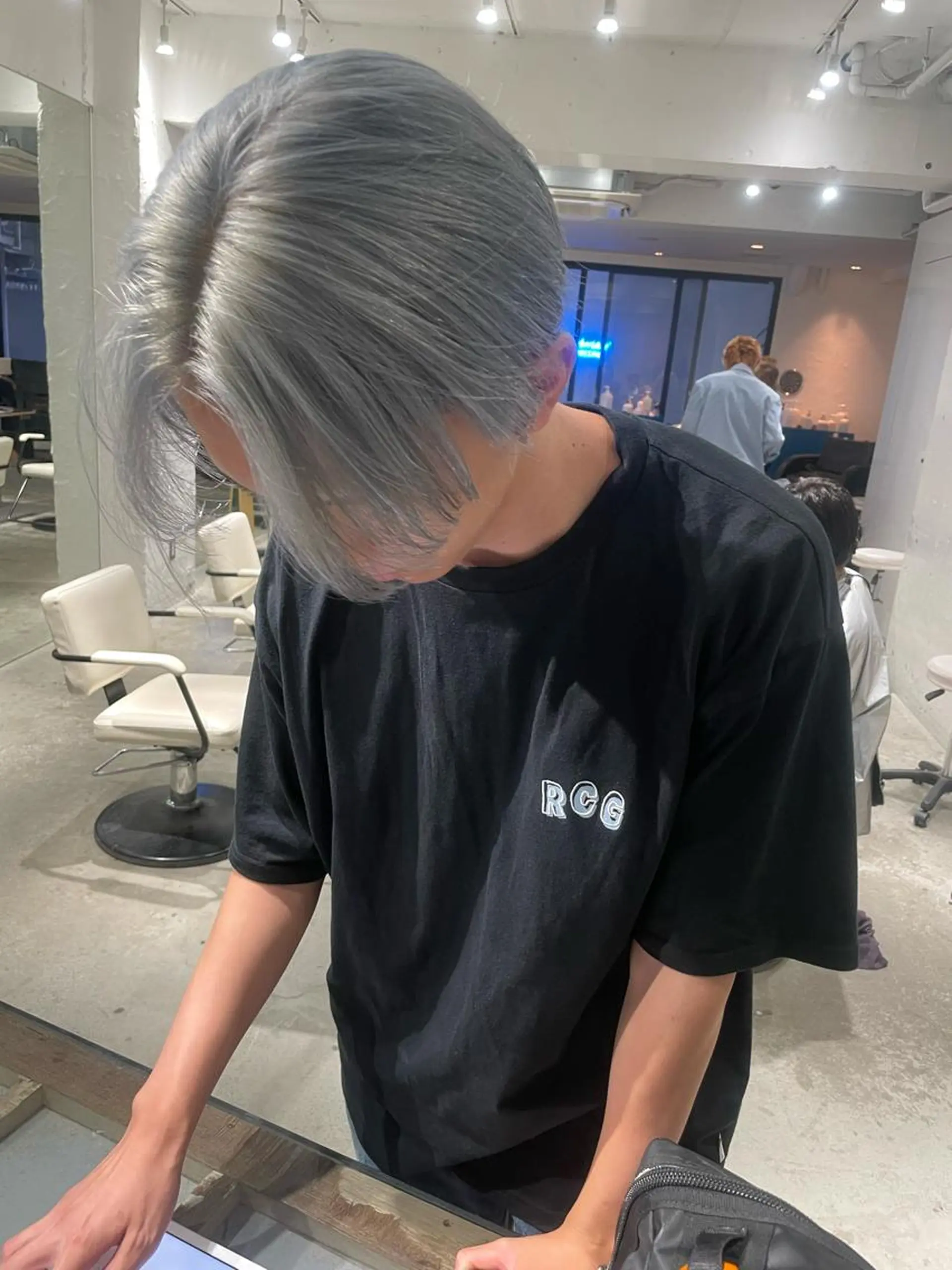 ショート カラー メンズ メンズバレイヤージュ メンズブリーチ センターパート フェードカット メンズハイライト カット ヘアカラー トリートメント スパイラルパーマ 🌐hina⭐️のヘアスタイル