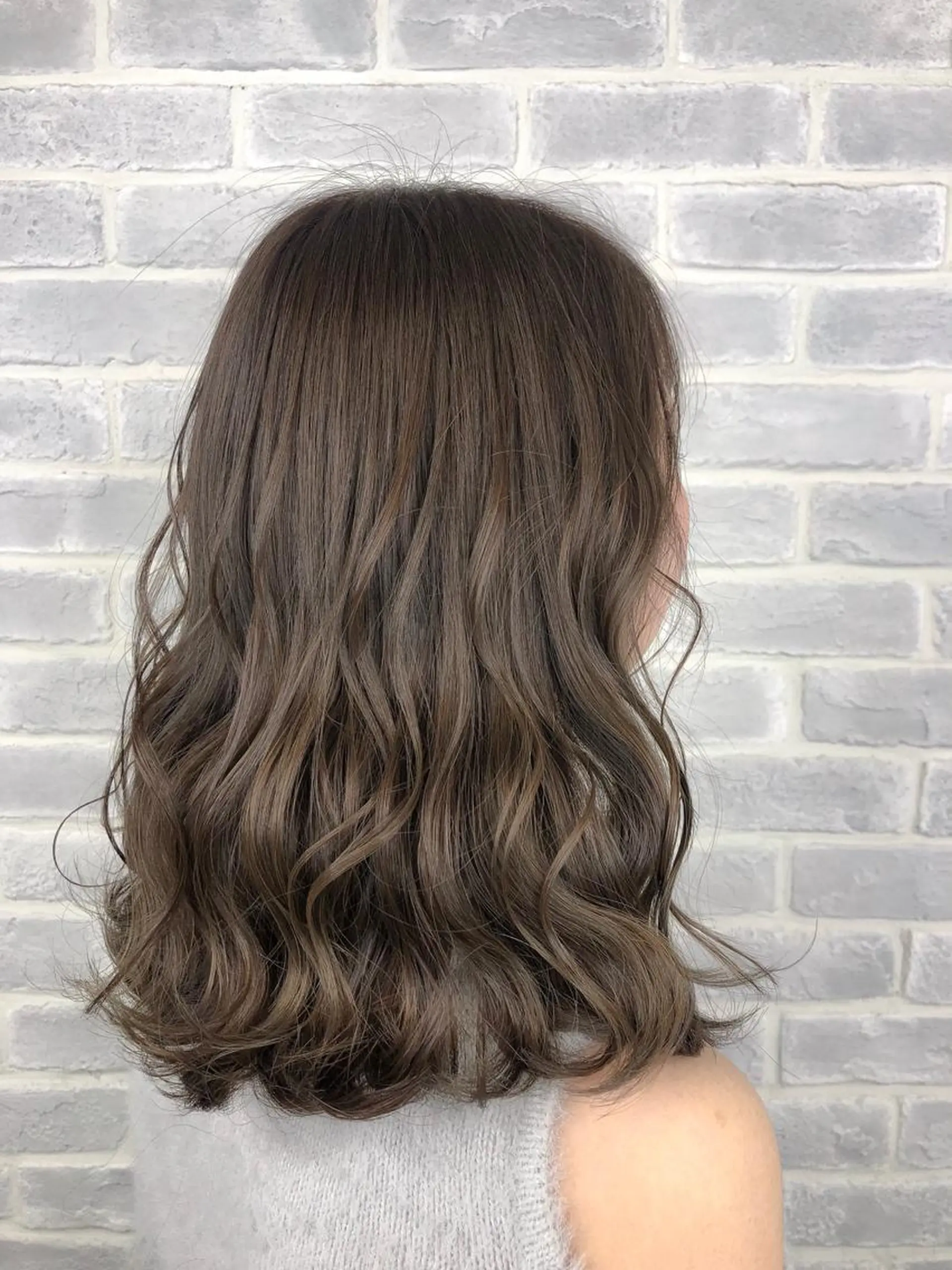 ミディアム カラー アディクシーカラー アッシュ ハイライトカラー シルバー シルバーアッシュ eclair.髪質改善&トリートメント所属・【艶髪、透明感】西村 有司のヘアスタイル