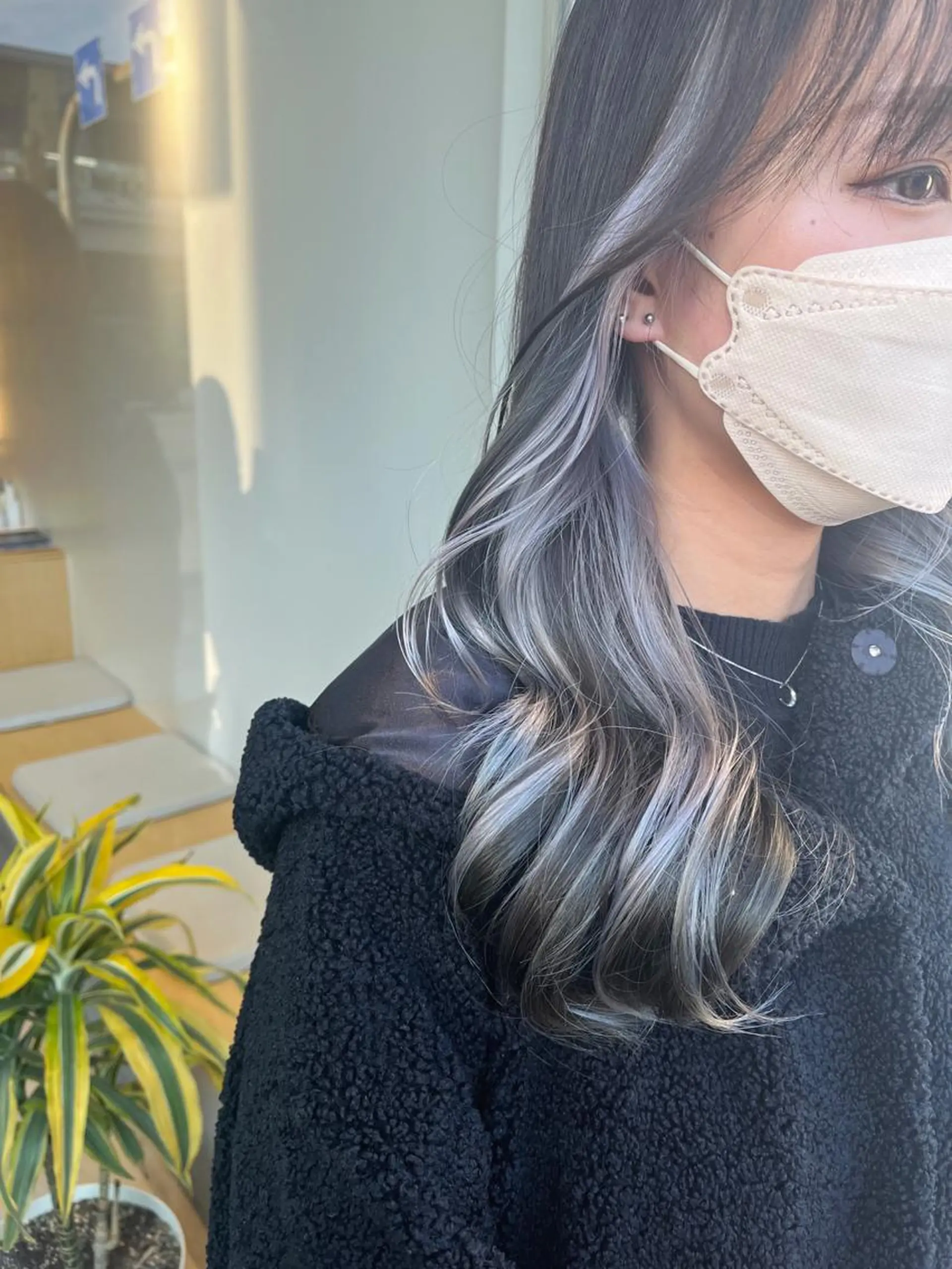 カラー インナーカラー シルバー ホワイトシルバー 村松 萌のヘアスタイル