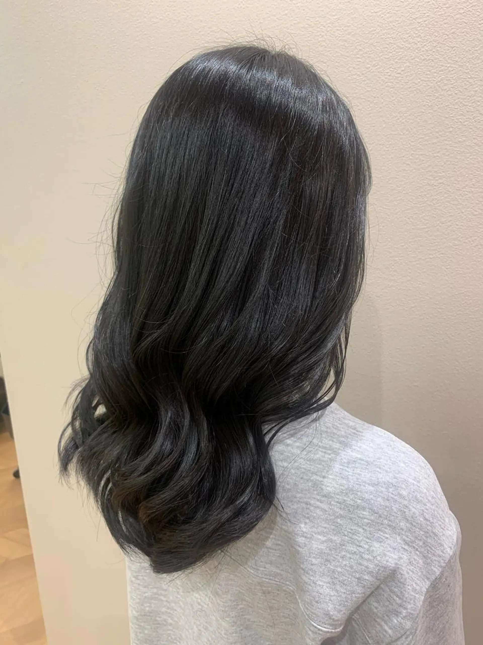 セミロング カラー 黒髪 ブルーカラー ブルーブラック 佐々木 有彩のヘアスタイル