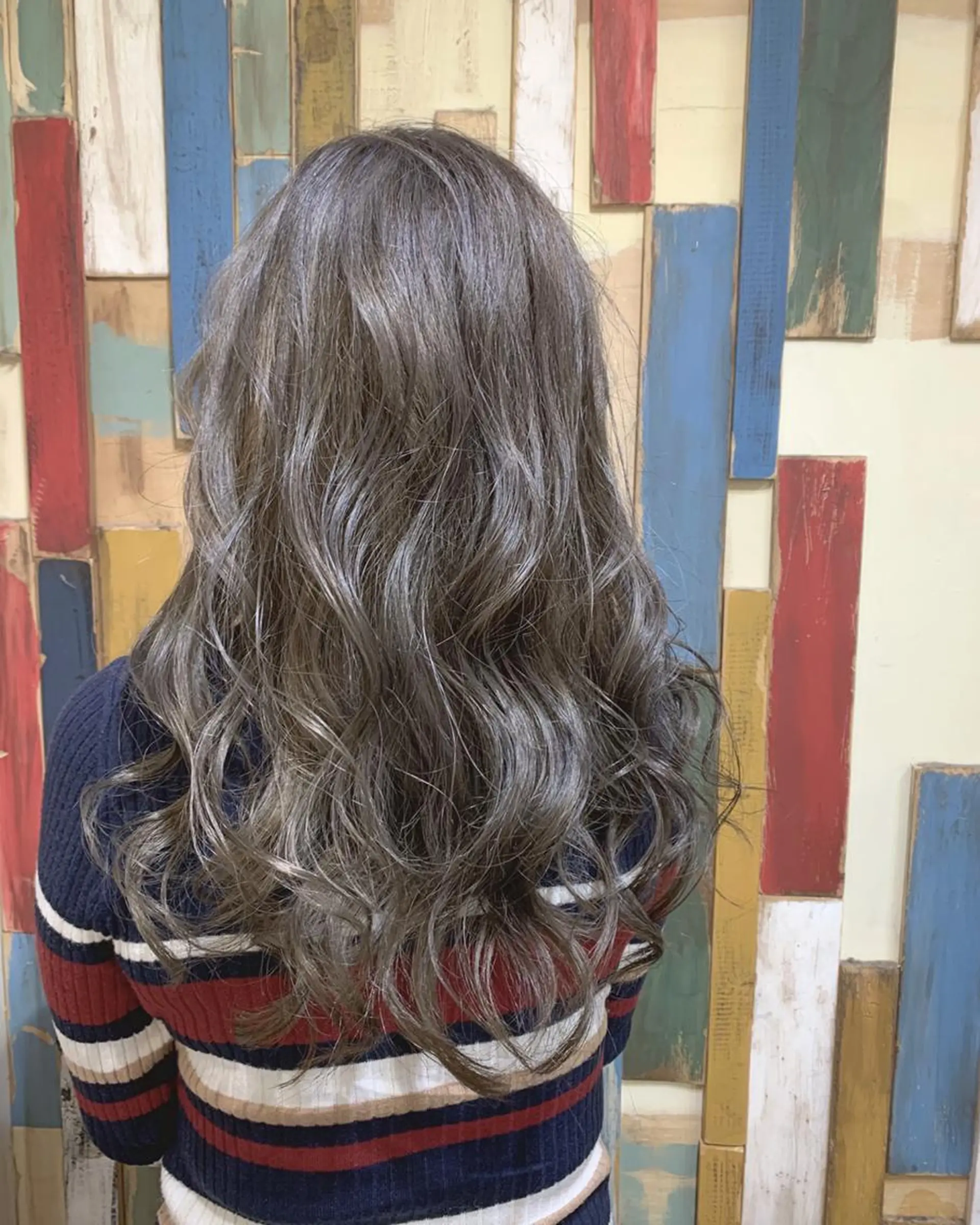 セミロング 嶋村夏実🌼レイヤー 🌸白髪ぼかしのヘアスタイル