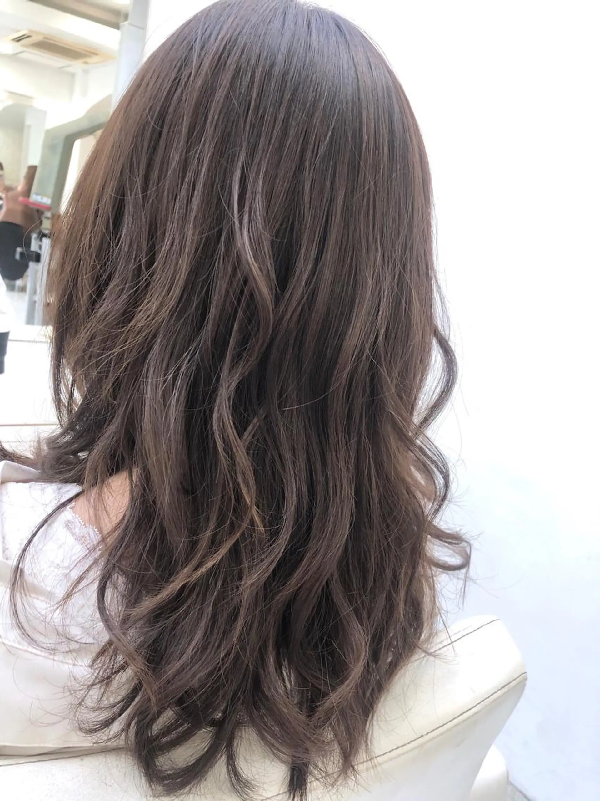 セミロング レイヤーカット 似合わせカット カット ヘアカラー トリートメント 20代半ば上質なへア ケア 髪質改善 大西のヘアスタイル