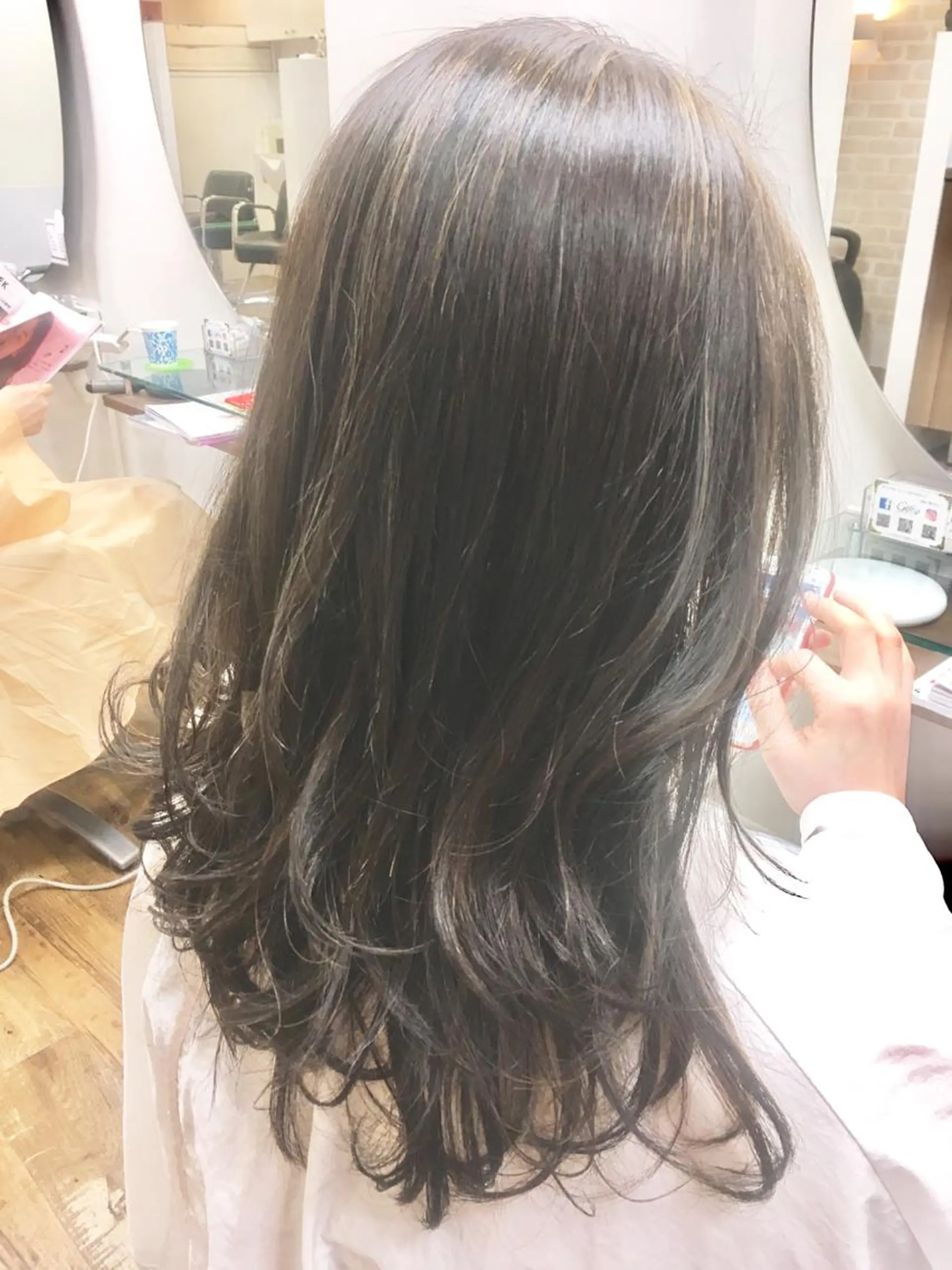 ロング アッシュ ハイライト トリートメント ギフト所属・yoshimi .のヘアスタイル