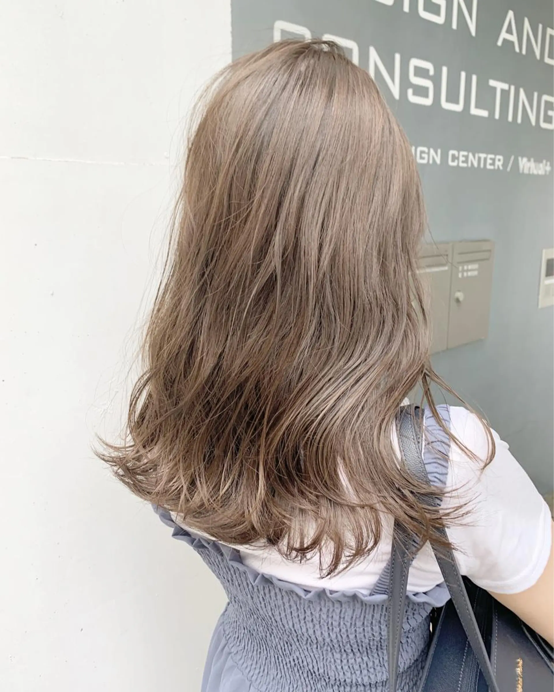 セミロング カラー ネイル ハイトーン&暗髪🔥 表参道二刀流マエダのヘアスタイル