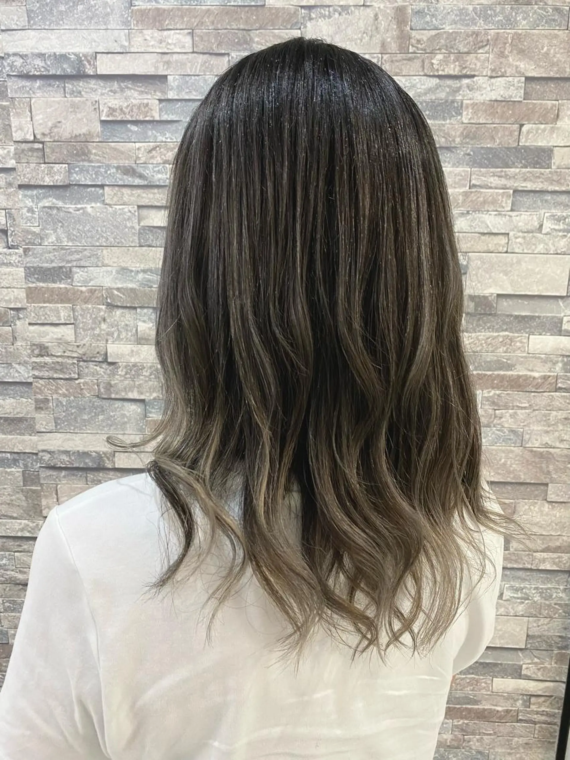 セミロング 土屋朱理/ ハイトーンカラーのヘアスタイル