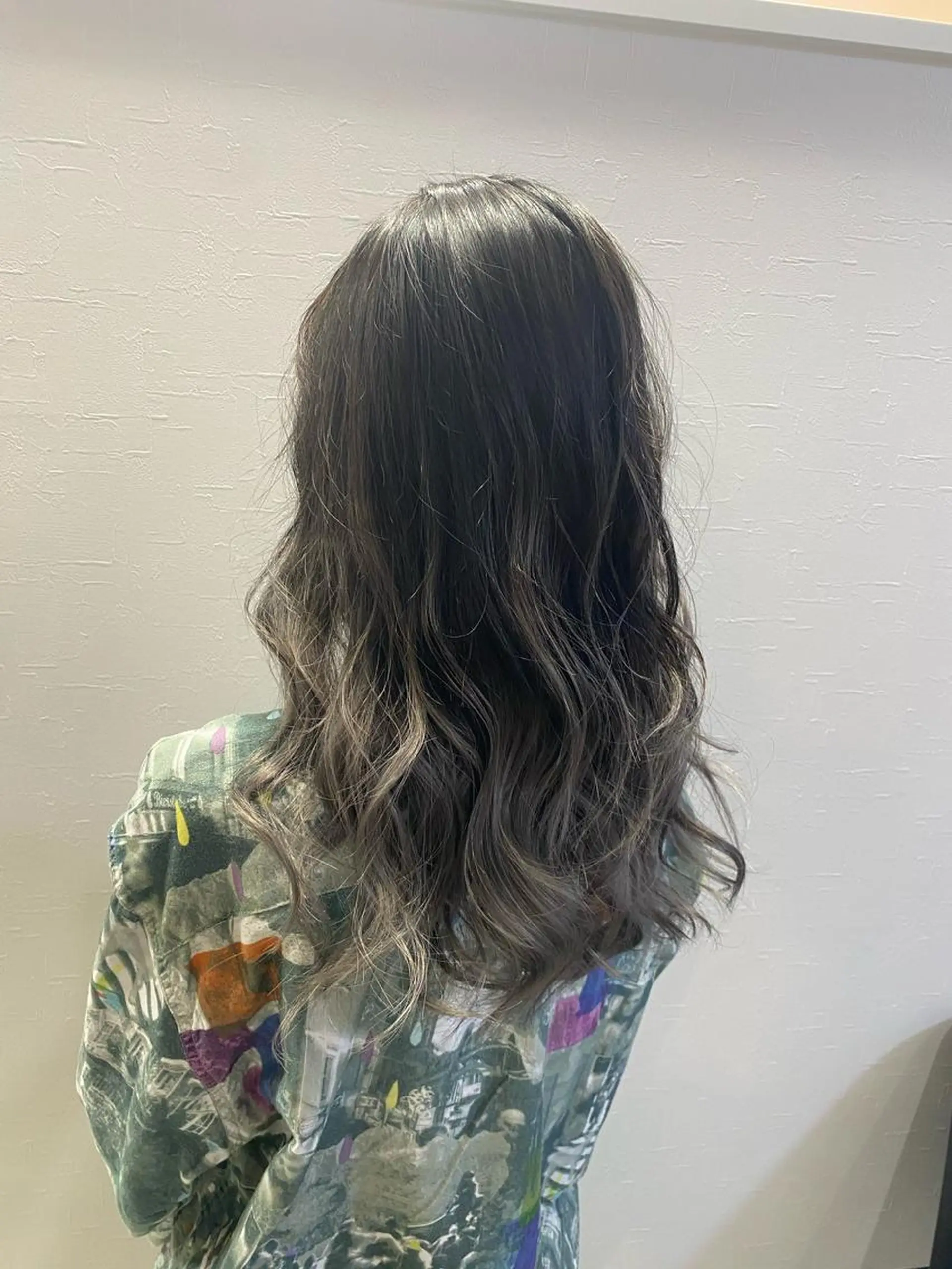 セミロング カラー 黒髪 グラデーションカラー シルバー UNDER vr 【アンダーバー】のヘアスタイル