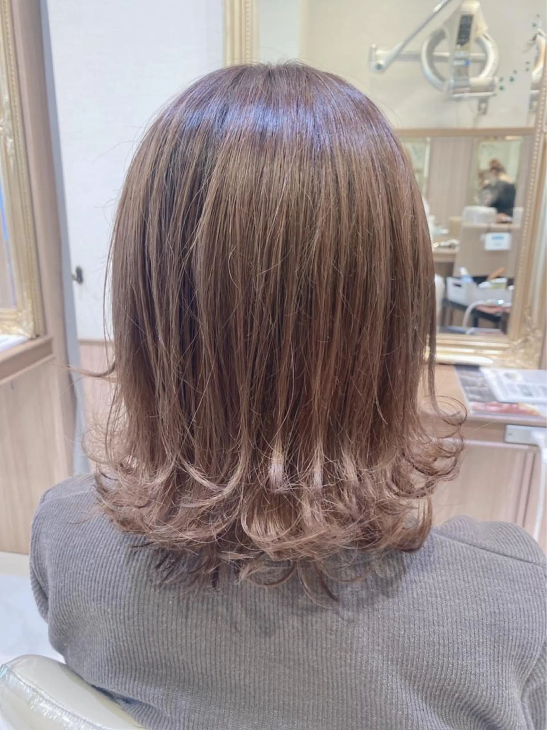 ミディアム カラー 古川 琴美のヘアスタイル