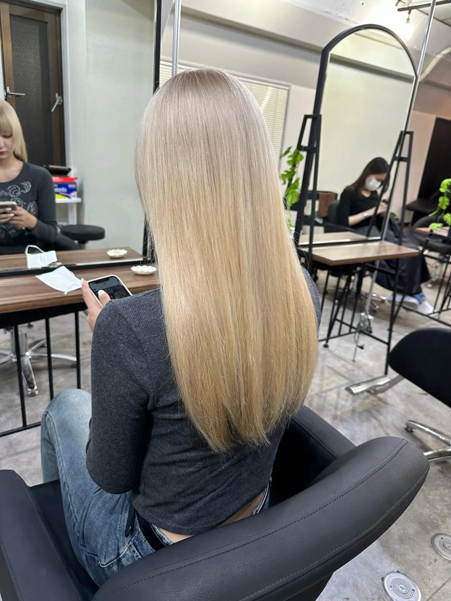 ロング カラー ブロンド ホワイトブロンド ヘアカラー トリートメント 髪質改善 コレマツのヘアスタイル