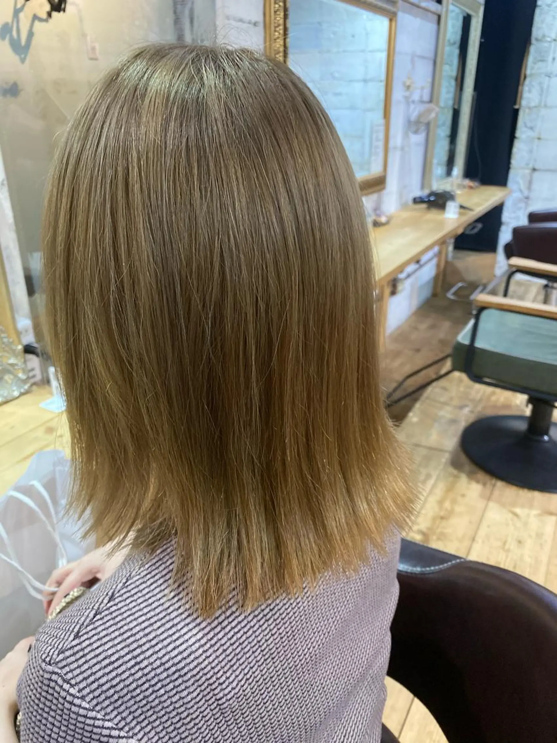 ミディアム カラー ダブルカラー ハイトーンカラー くびれヘア レイヤーカット カット トリートメント 【韓国レイヤー特化 ハッシュカット】のヘアスタイル