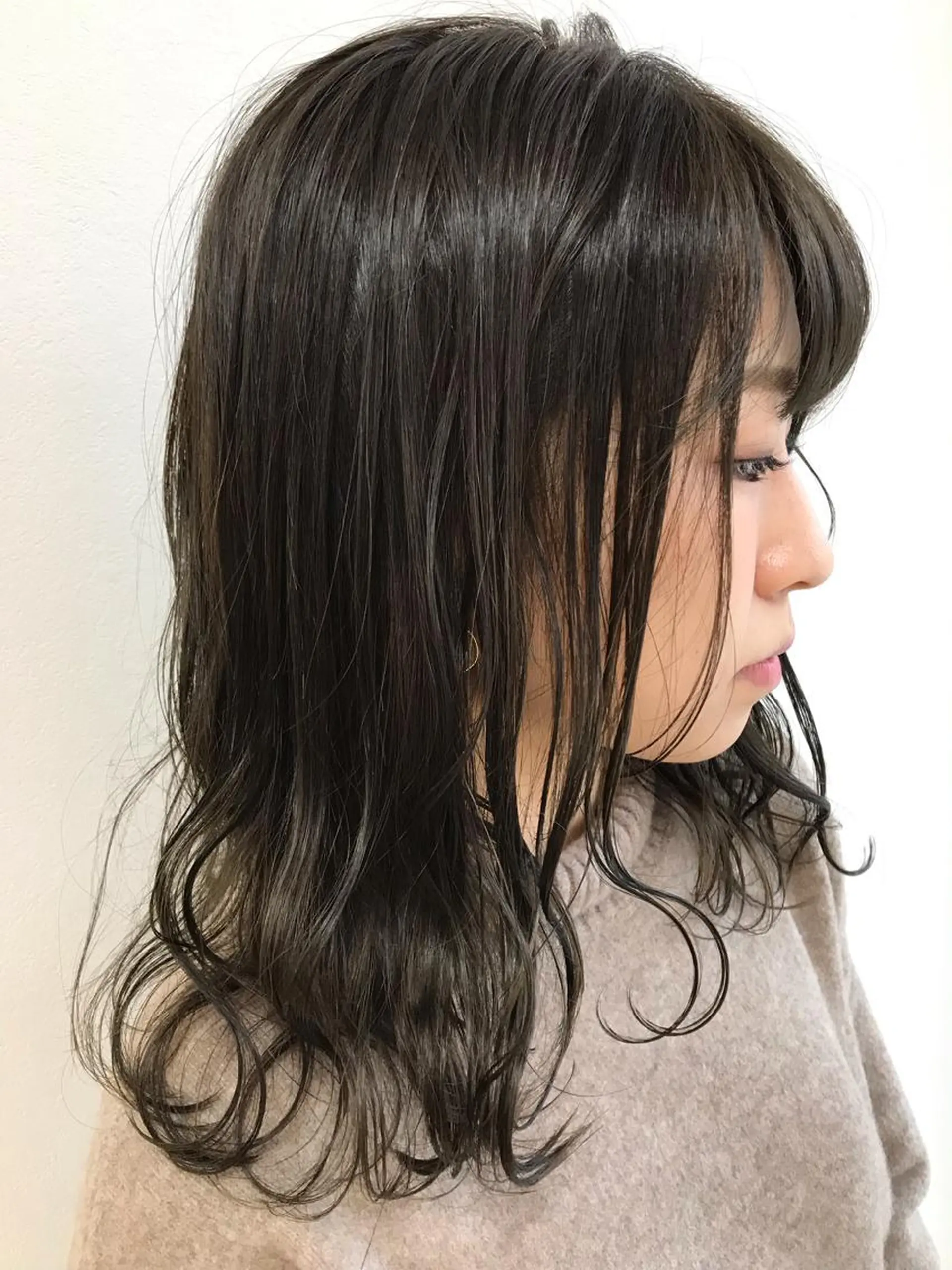セミロング カラー スズキ シオリのヘアスタイル
