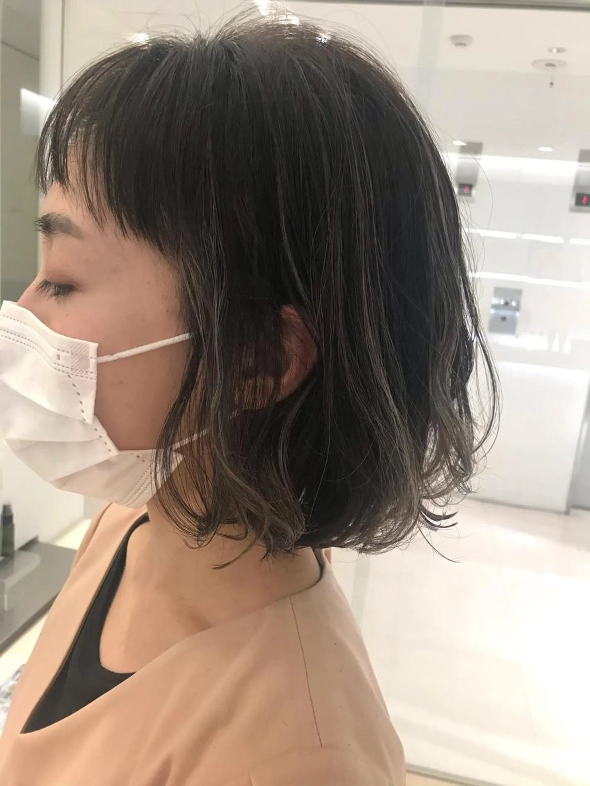 ミディアム カラー グレージュ ハイライトカラー ハイライト ブリーチ/レイヤー 🌻Mutsumiのヘアスタイル