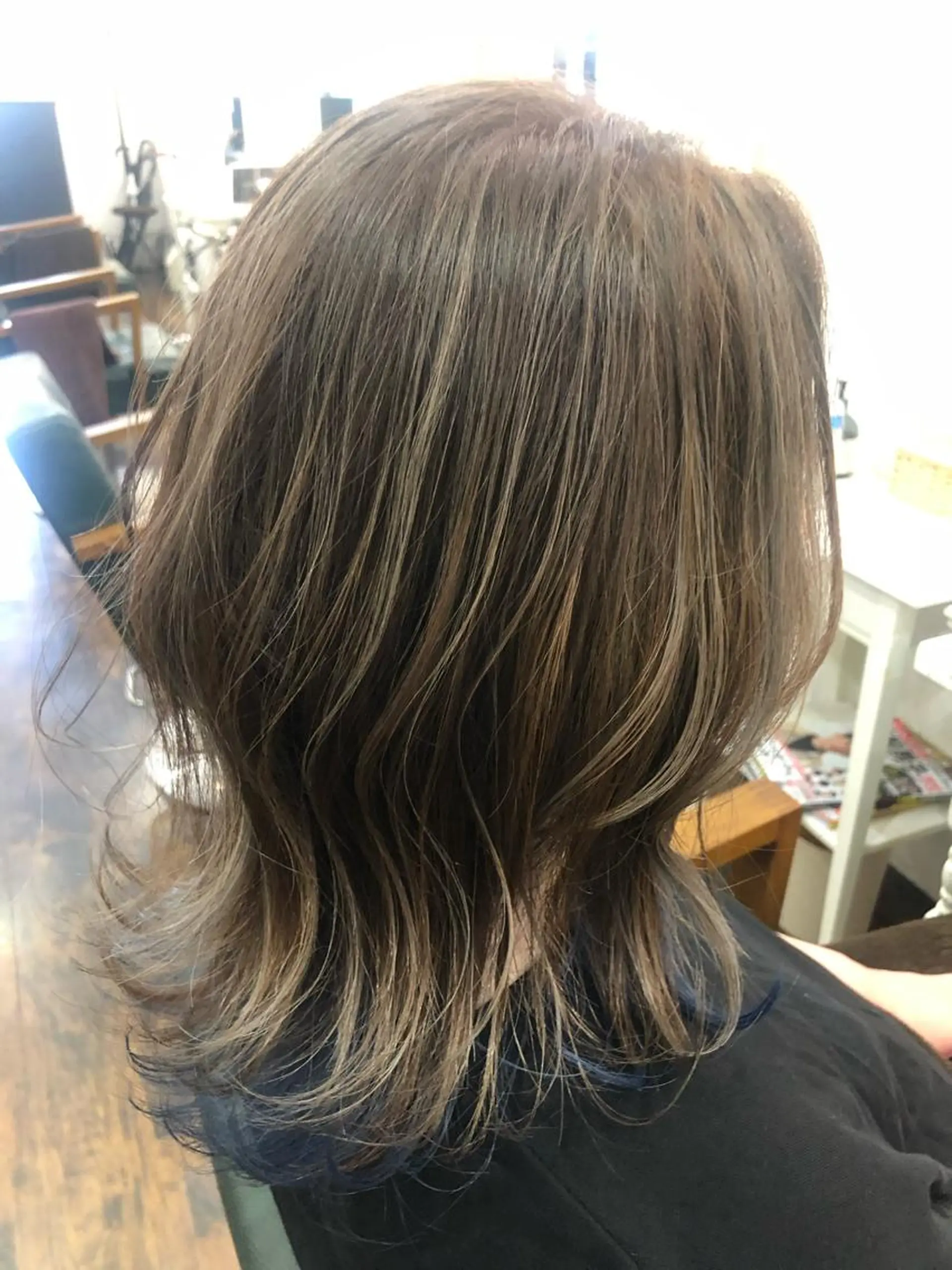 ミディアム カラー グレージュ ハイライトカラー くびれヘア ハイライト くびれレイヤー ヘアサロンArk'ss所属・藤田 悠菜のヘアスタイル