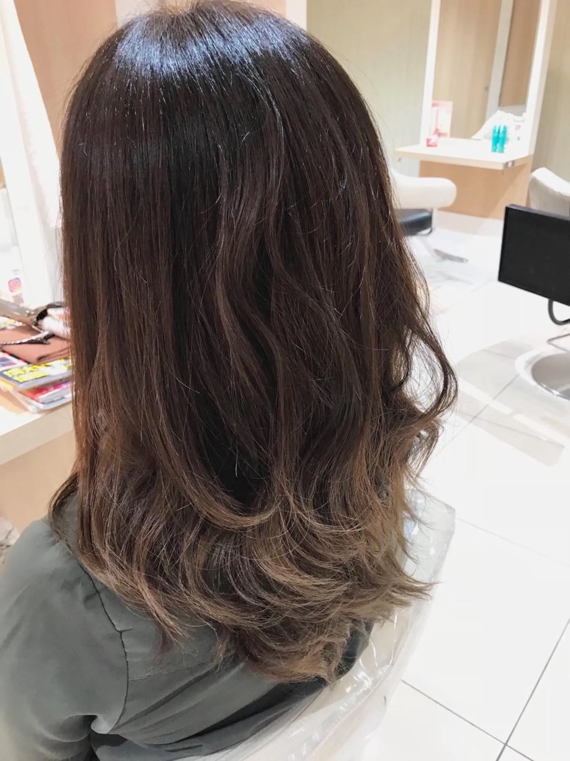 ミディアム 縮毛矯正/髪質改善 継続する美髪のヘアスタイル