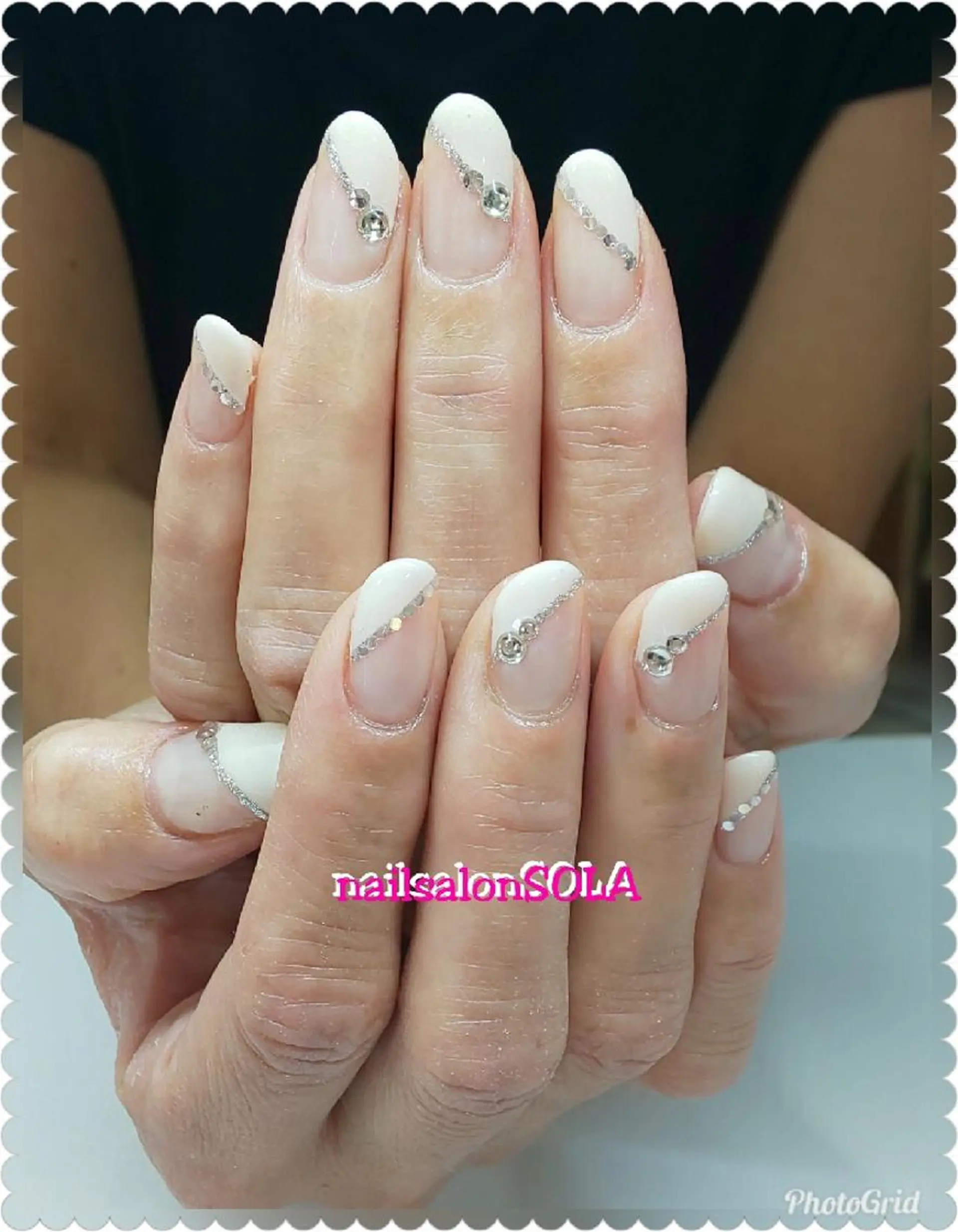 ネイル フレンチネイル ラメ(グリッター) 斜めフレンチ オフィスネイル シルバー ハンドネイル 田代 夏子のネイルデザイン