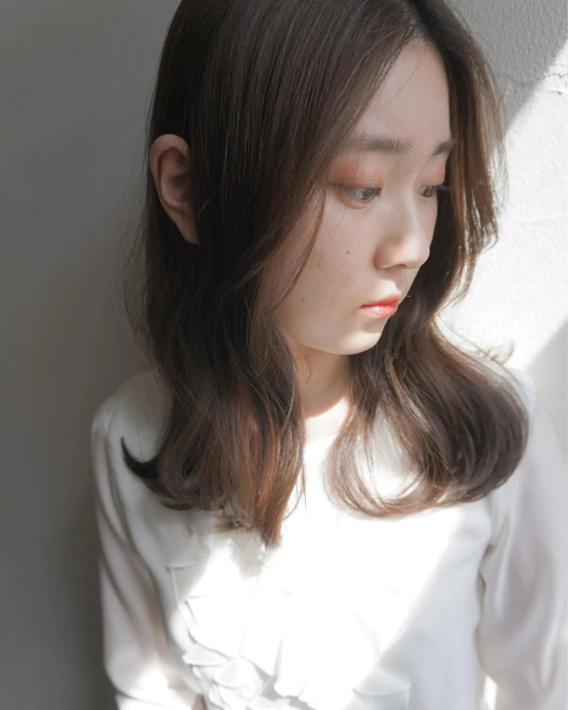 セミロング アッシュ 韓国風ヘア 菅原リキヤ くびれレイヤーヘアのヘアスタイル