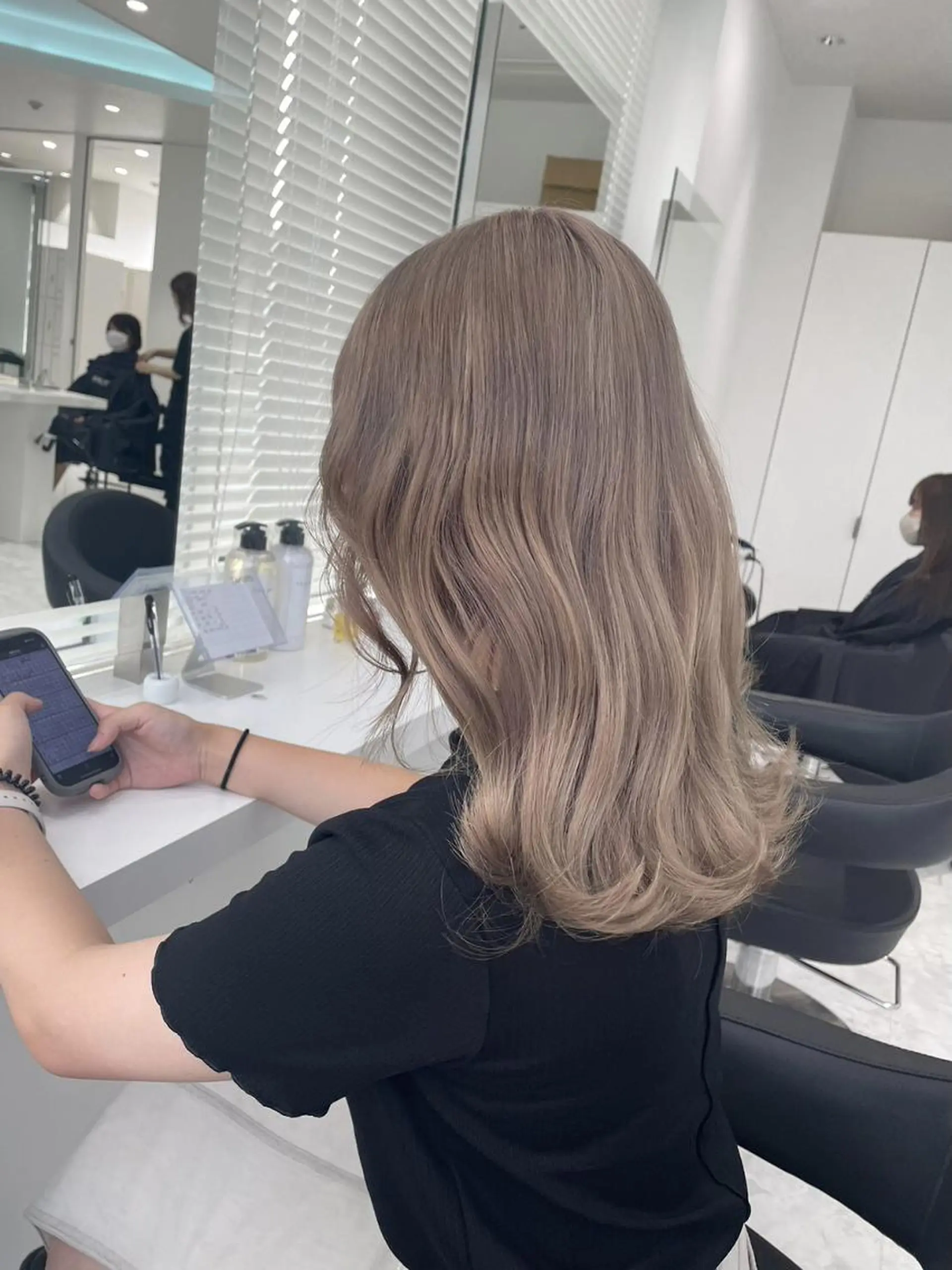 カラー セミロング ヘアカラー 艶感ミルクティー🤍 色落ち綺麗🤍ともやのヘアスタイル