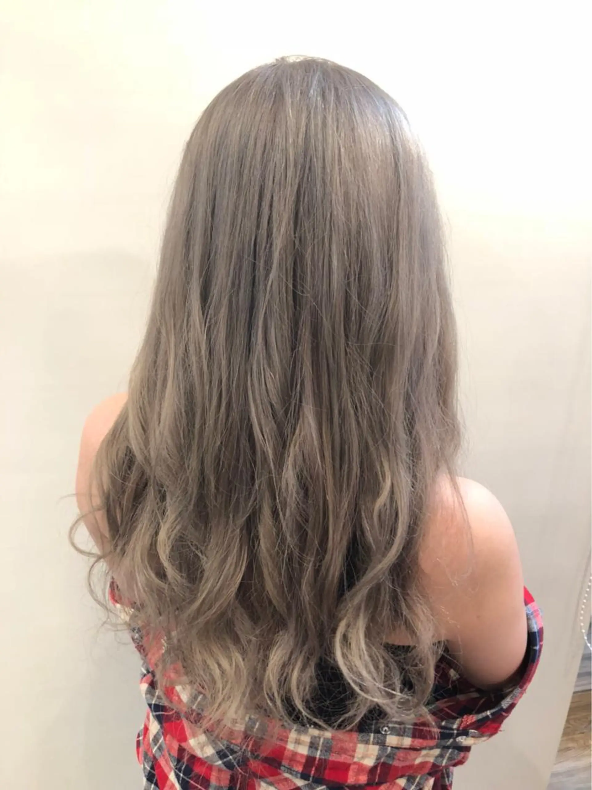 セミロング カラー ブリーチ グレージュ ミルクティーグレージュ 平尾 拓也のヘアスタイル