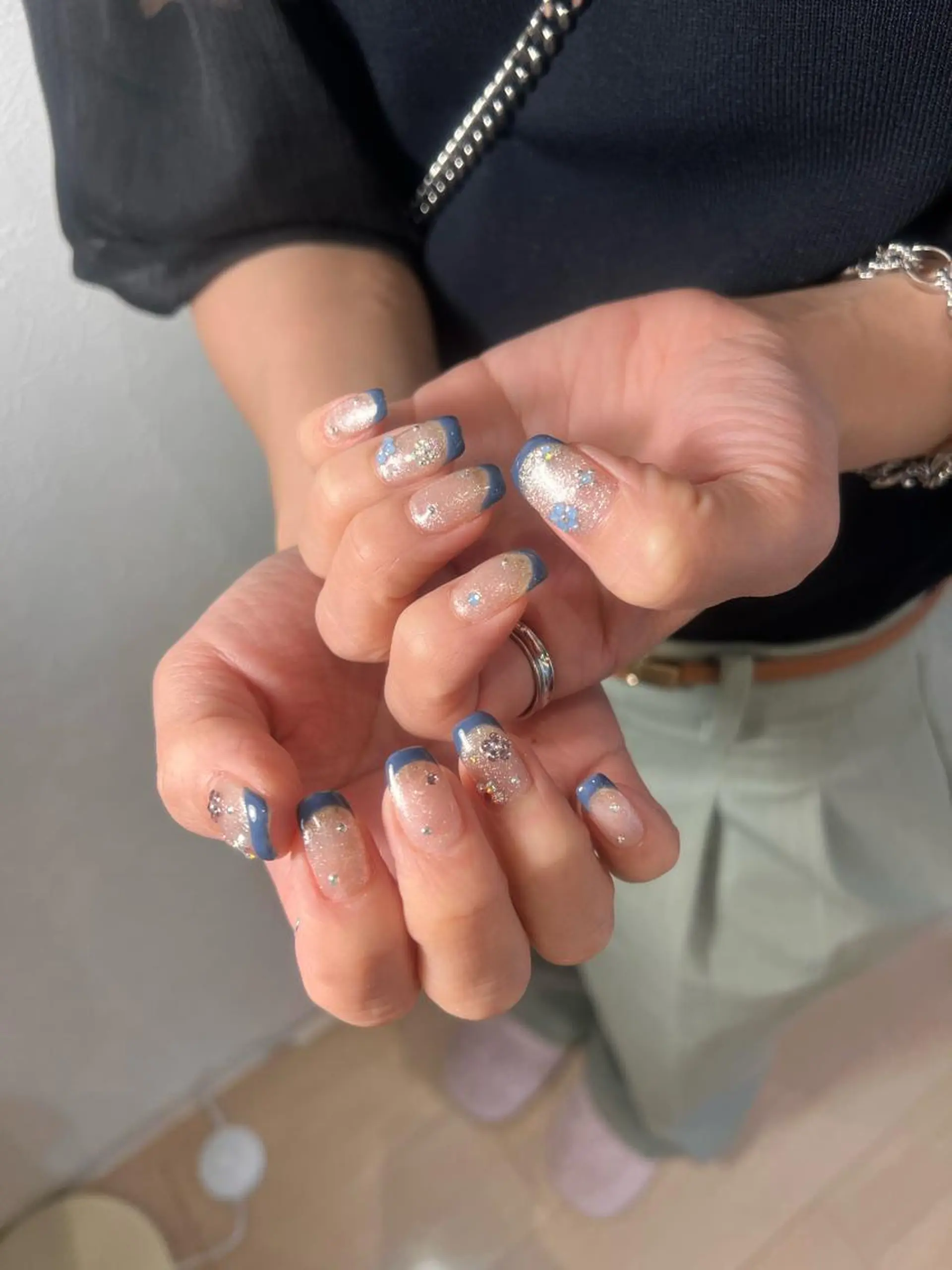 ミディアム ネイル フレンチネイル ハンドネイル each所属・𝐞𝐚𝐜𝐡 nanami🩰のネイルデザイン