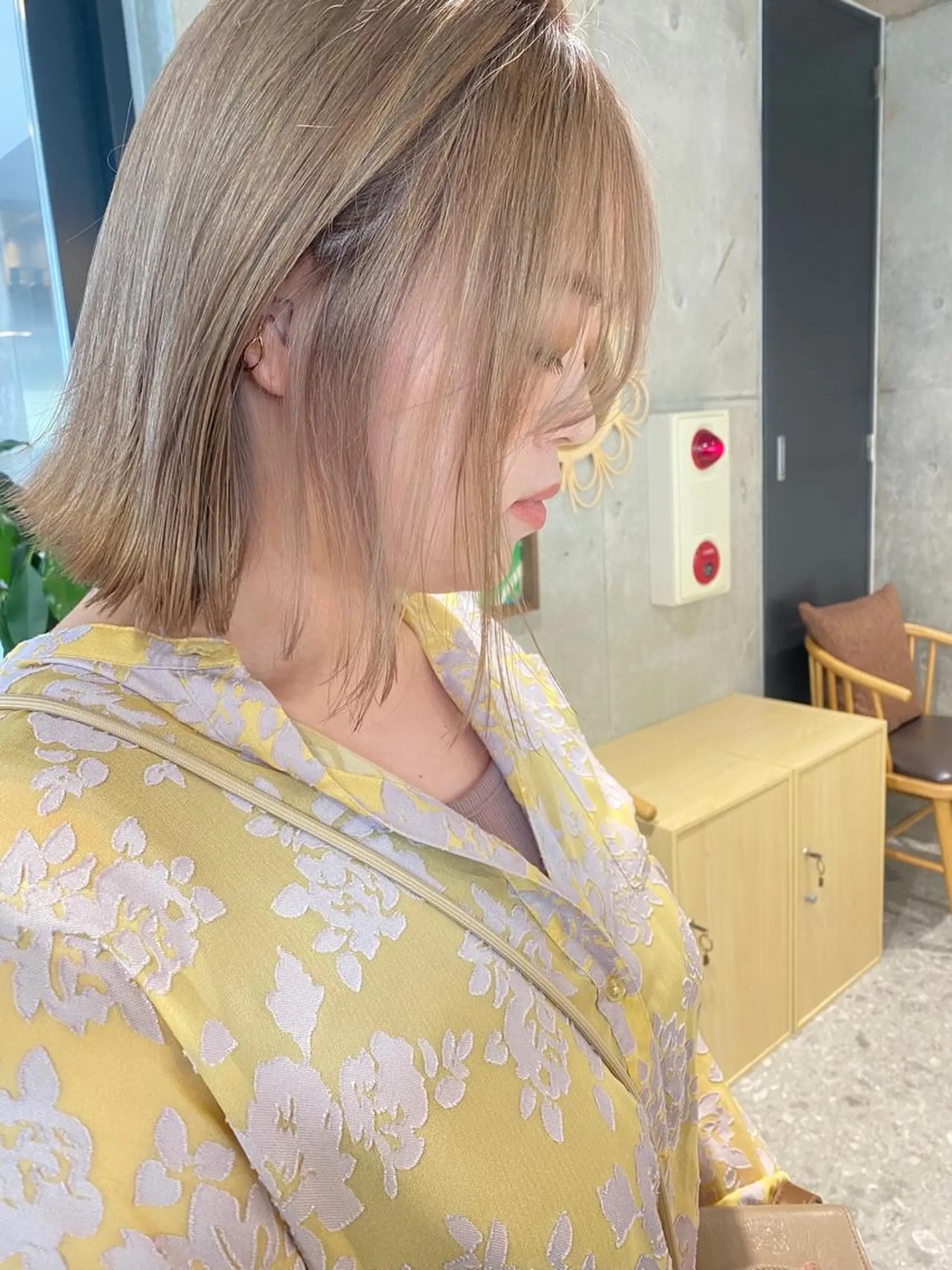 ミディアム カラー ベージュカラー ブリーチ ヘアカラー トリートメント ブリーチカラーレイヤ ーカット🦋annaのヘアスタイル