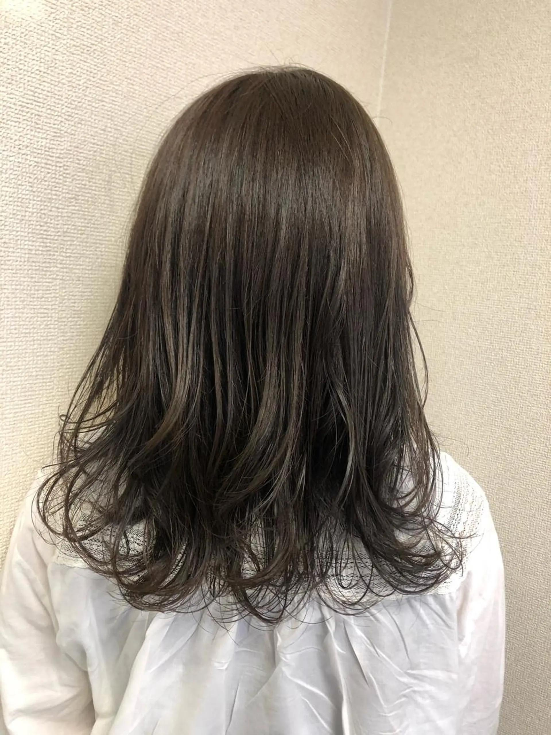 セミロング カラー アッシュ バレイヤージュ ベージュカラー ブリーチ ブルーカラー カット ヘアカラー 大久保 真希のヘアスタイル