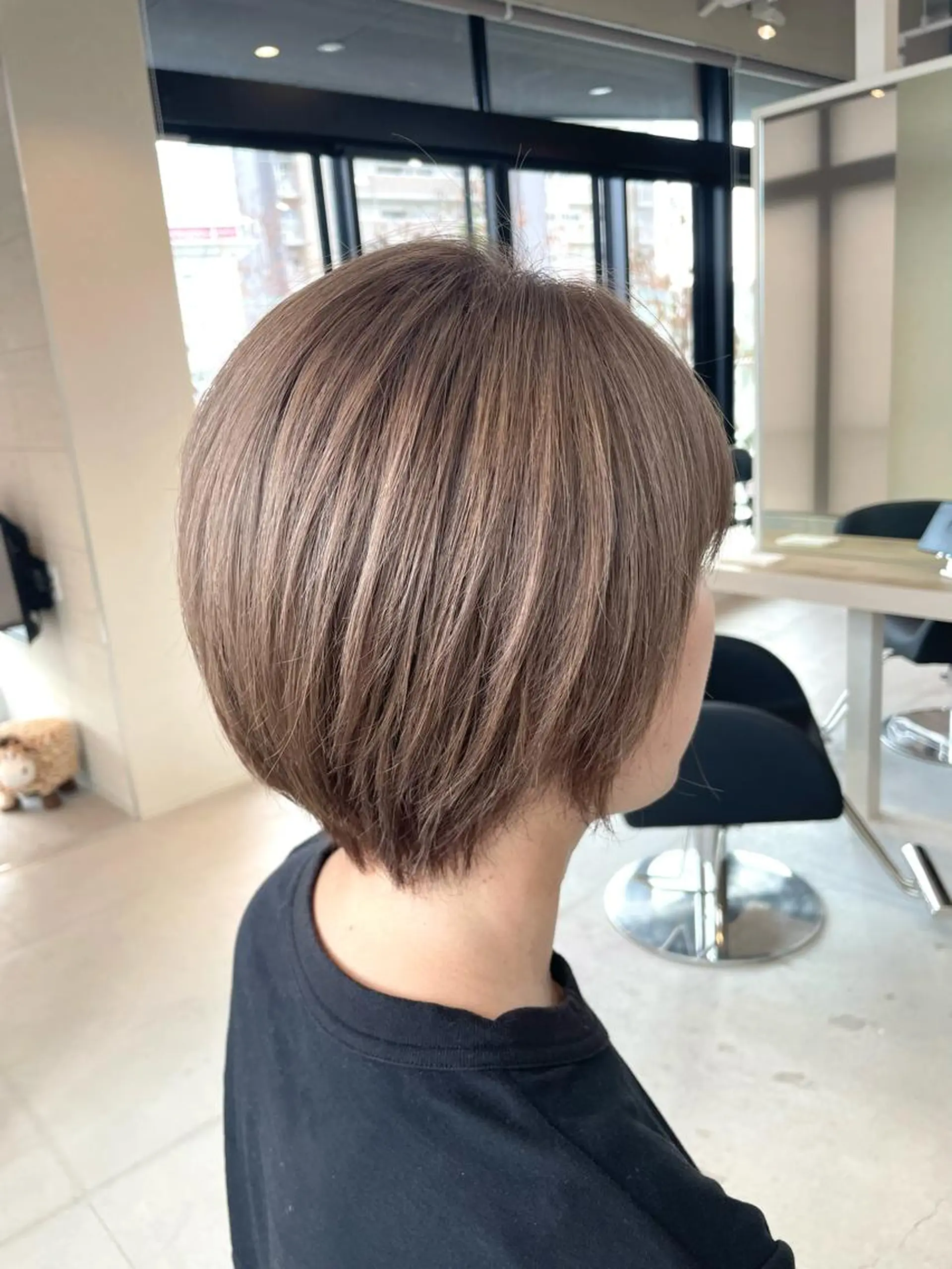 ショート カラー ベージュカラー Lia所属・皆木 智晴のヘアスタイル