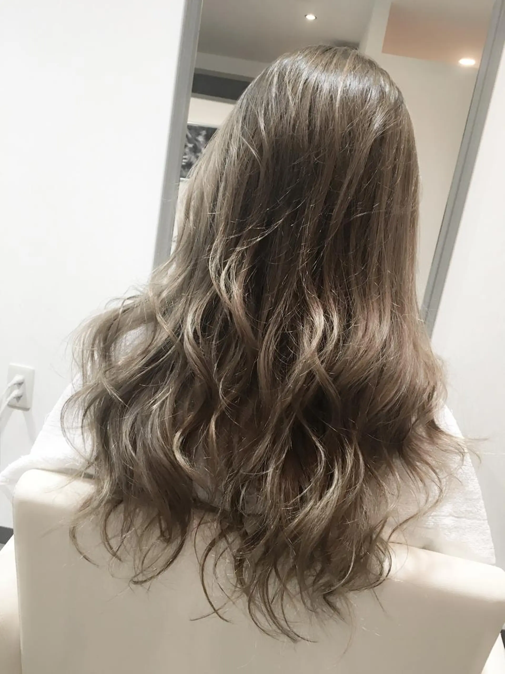 セミロング ロング カラー 吉本 yoshimotoのヘアスタイル