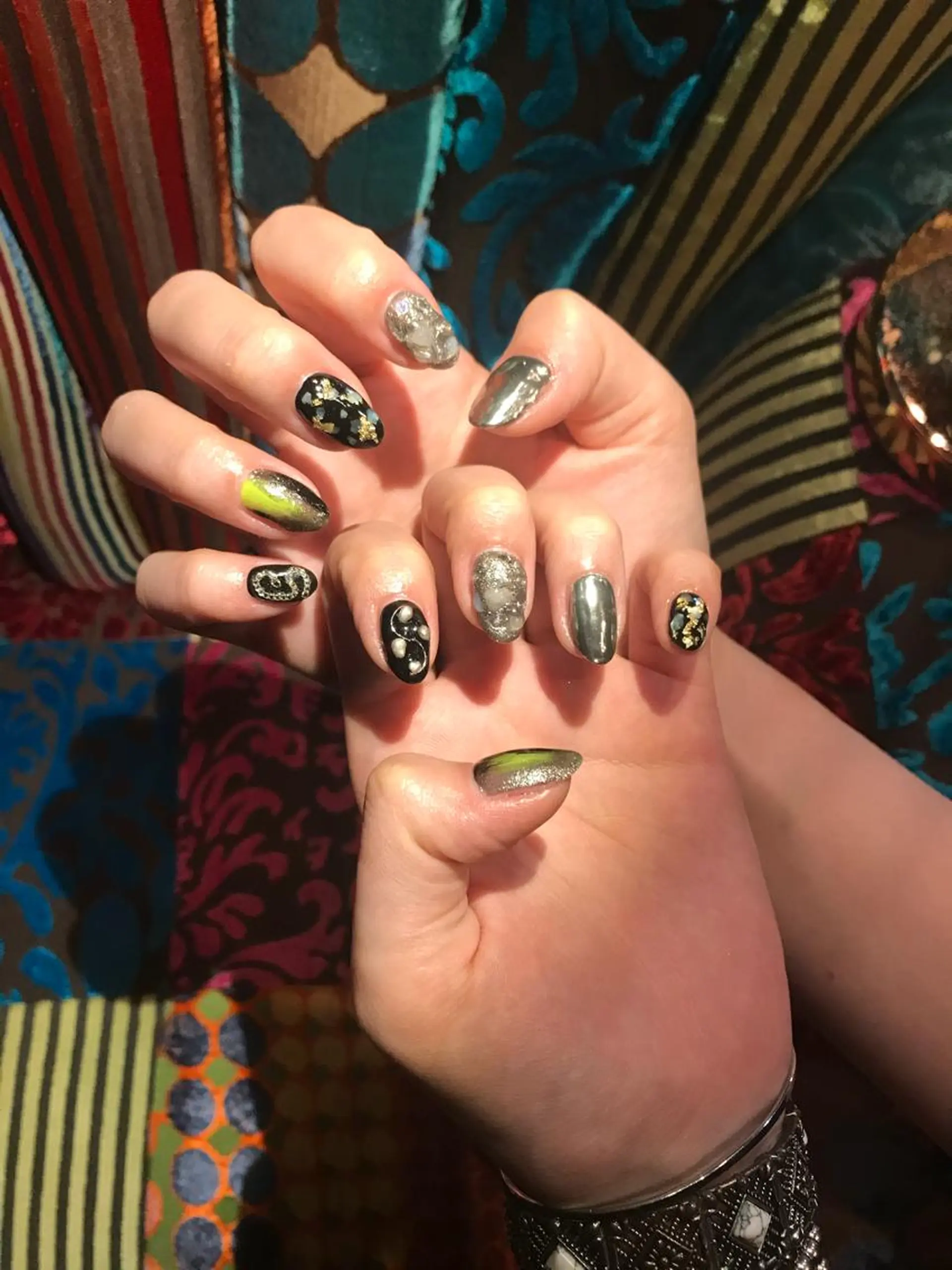 ネイル キラキラ オメメのネイルデザイン