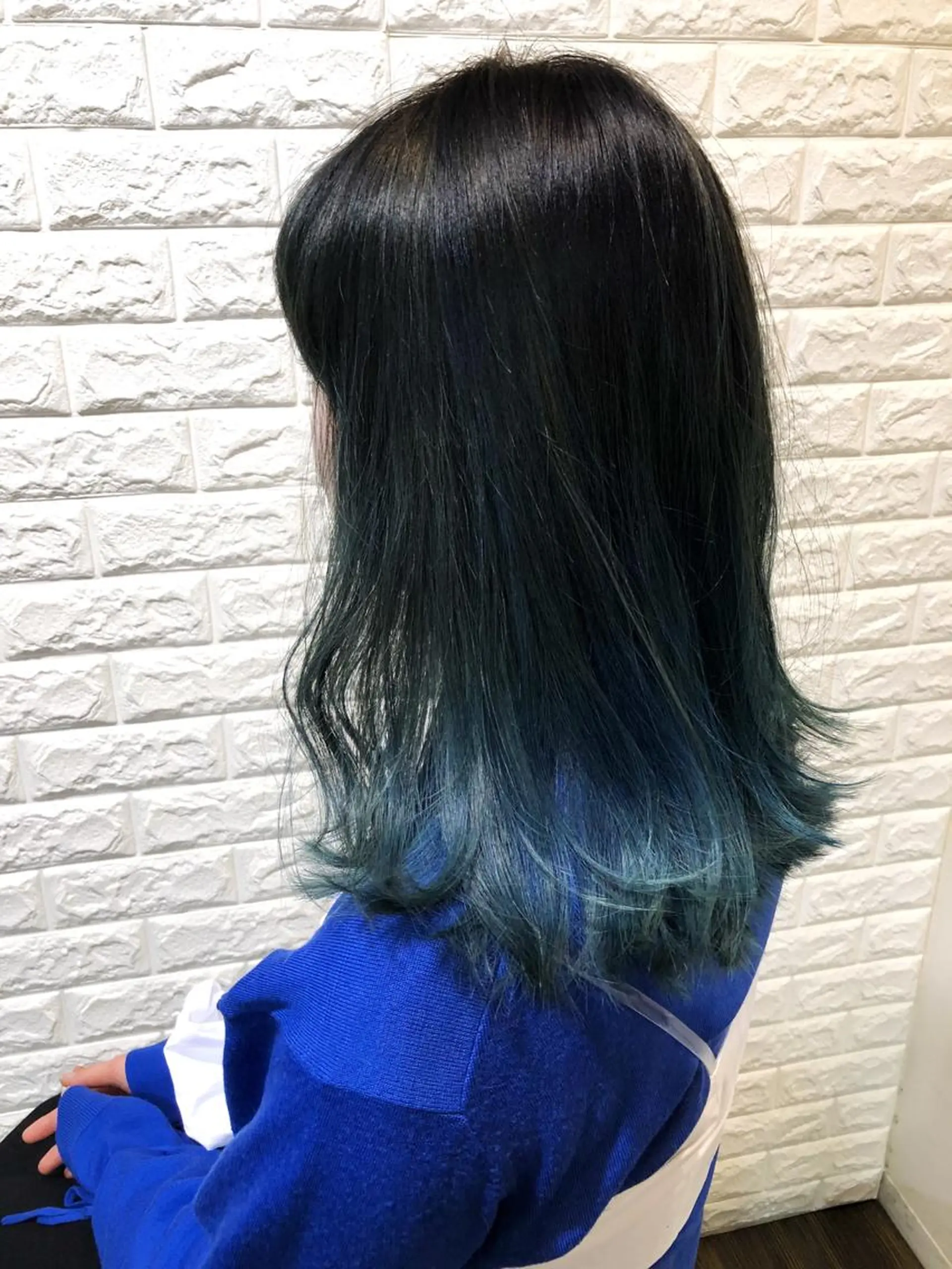 カラー ブルーカラー グラデーションカラー 西本 夏美のヘアスタイル