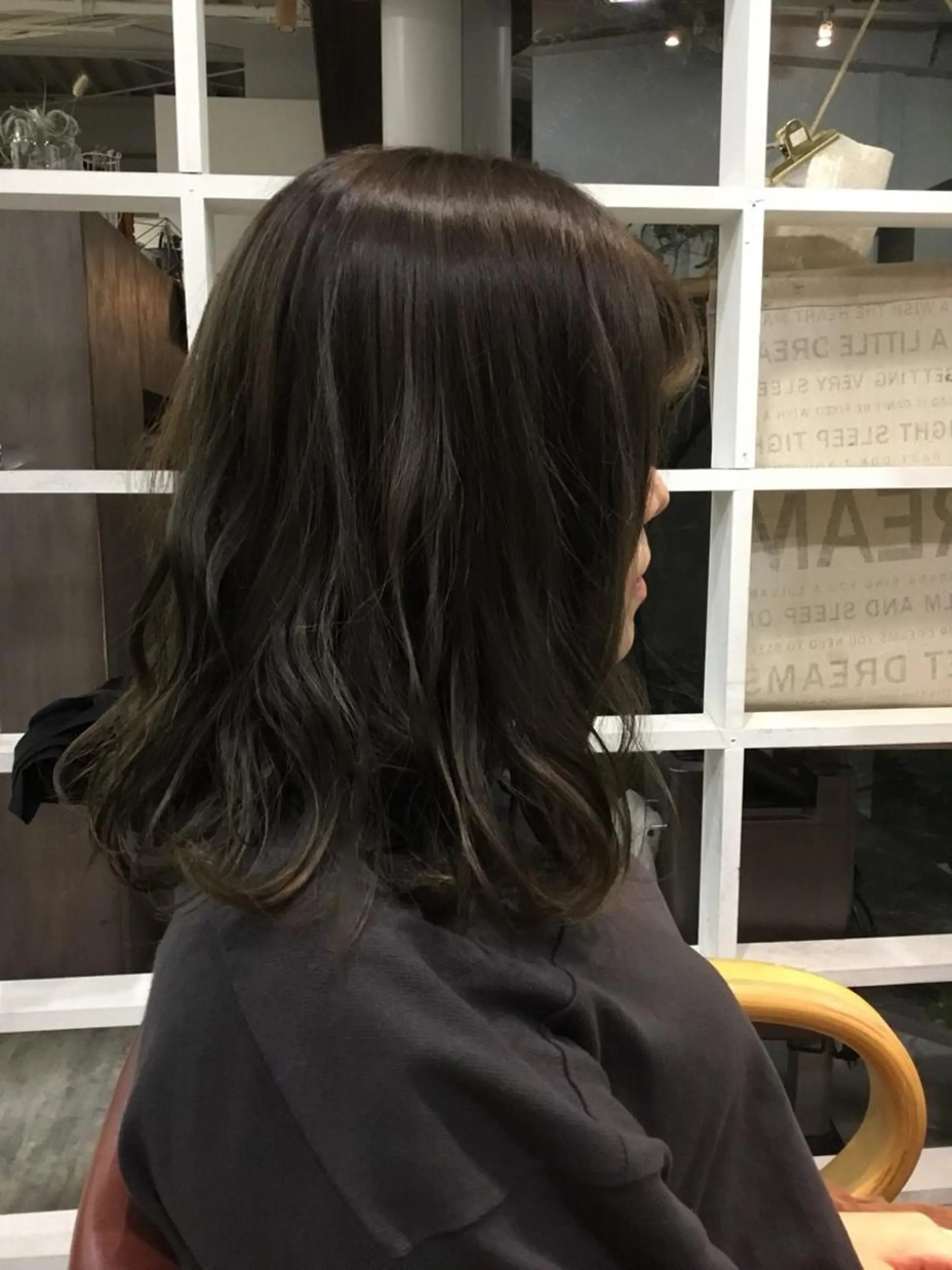 セミロング カラー アッシュ 佐伯 真奈のヘアスタイル