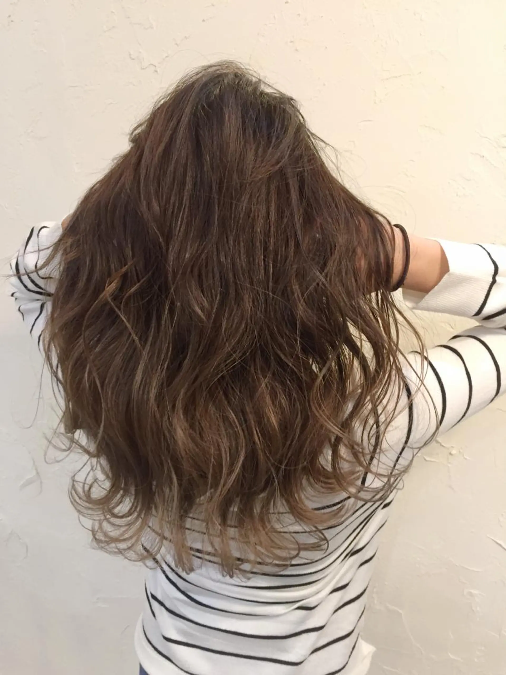 ロング 韓国レイヤー外国人風 透明感カラー髪質改善のヘアスタイル