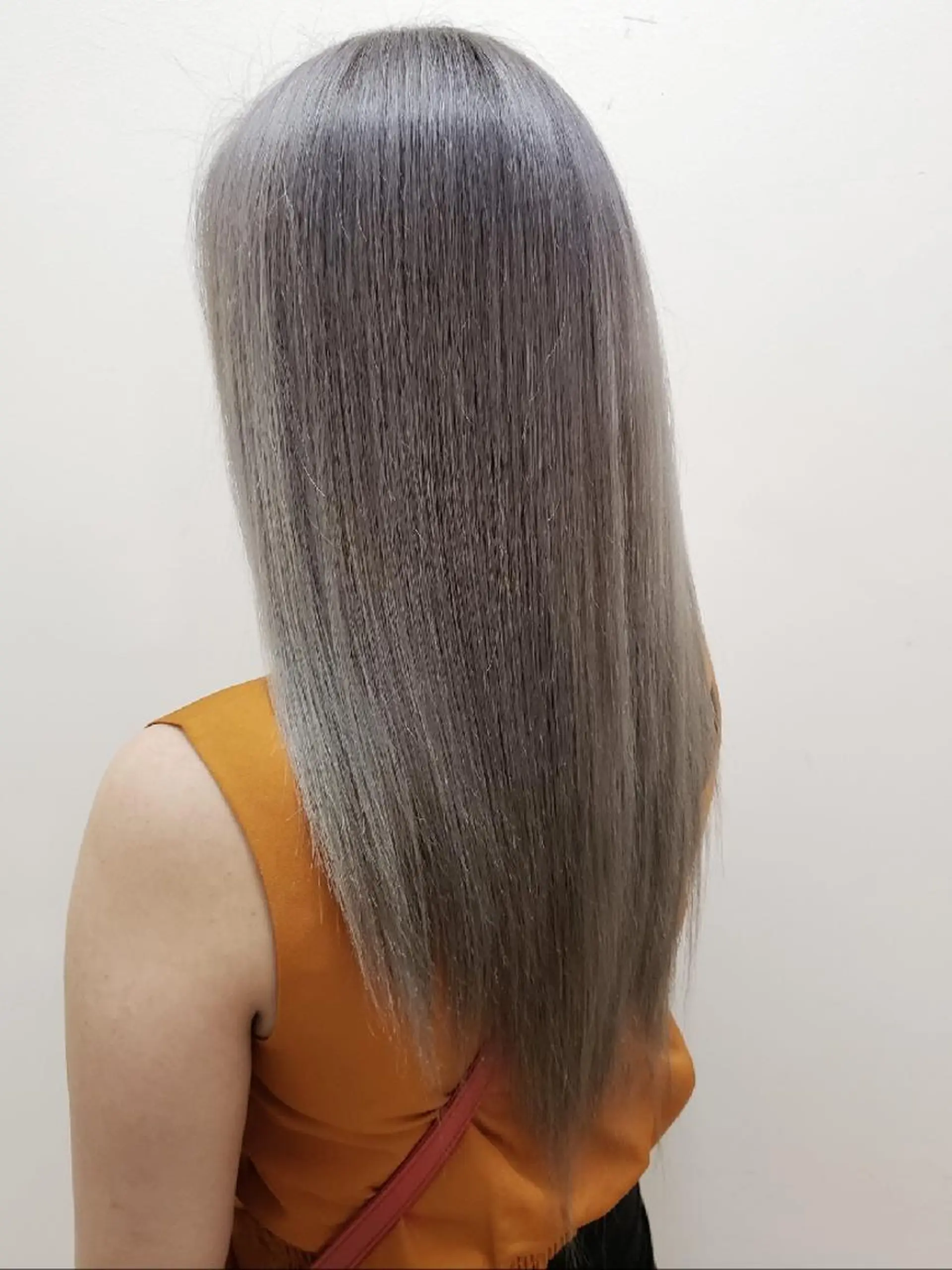 セミロング カラー ヘアアレンジ シルバー 成瀬 弘光のヘアスタイル