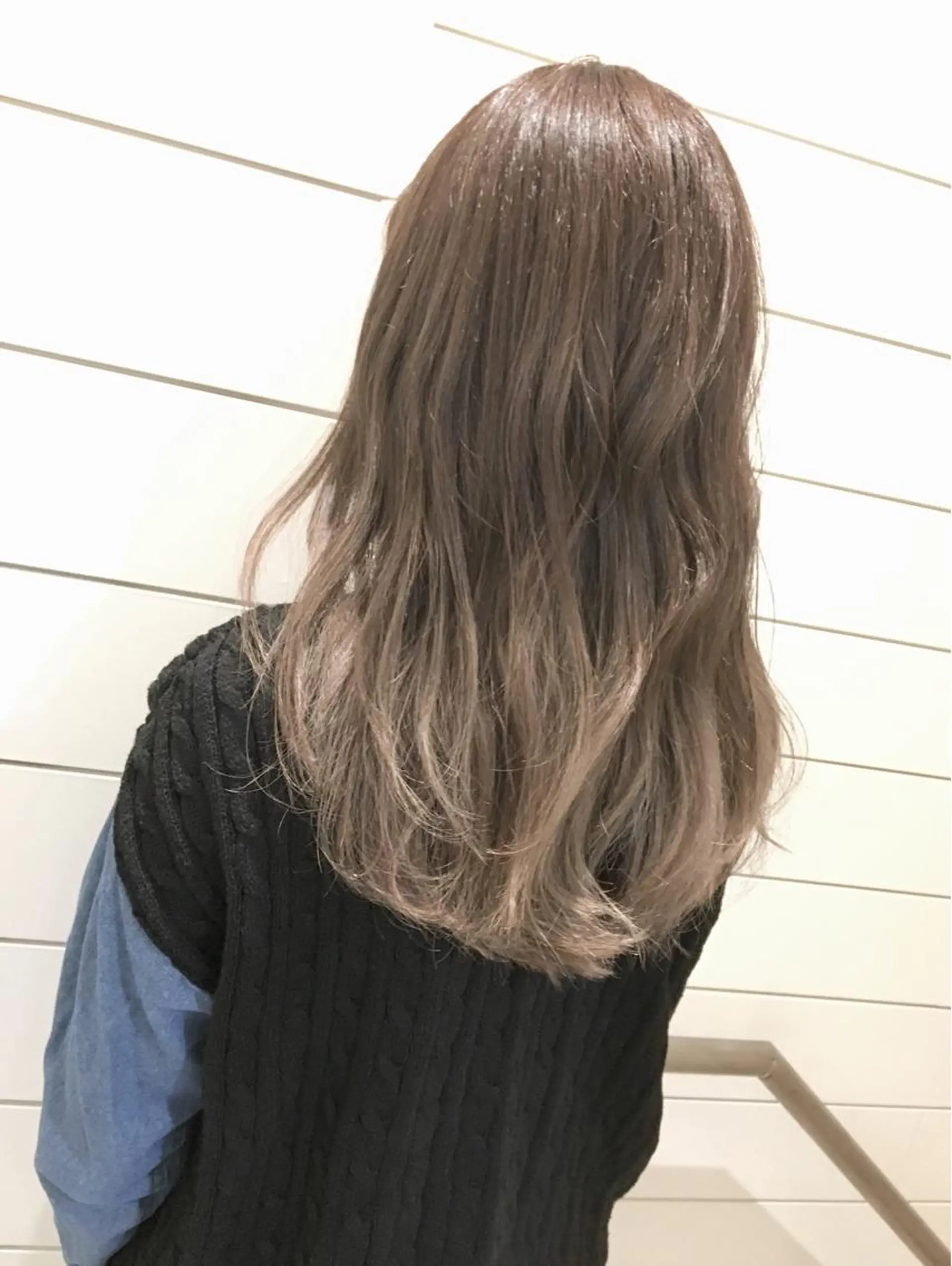 ロング カラー ヘアアレンジ グラデーションカラー グレージュ 鍵山 千秋のヘアスタイル