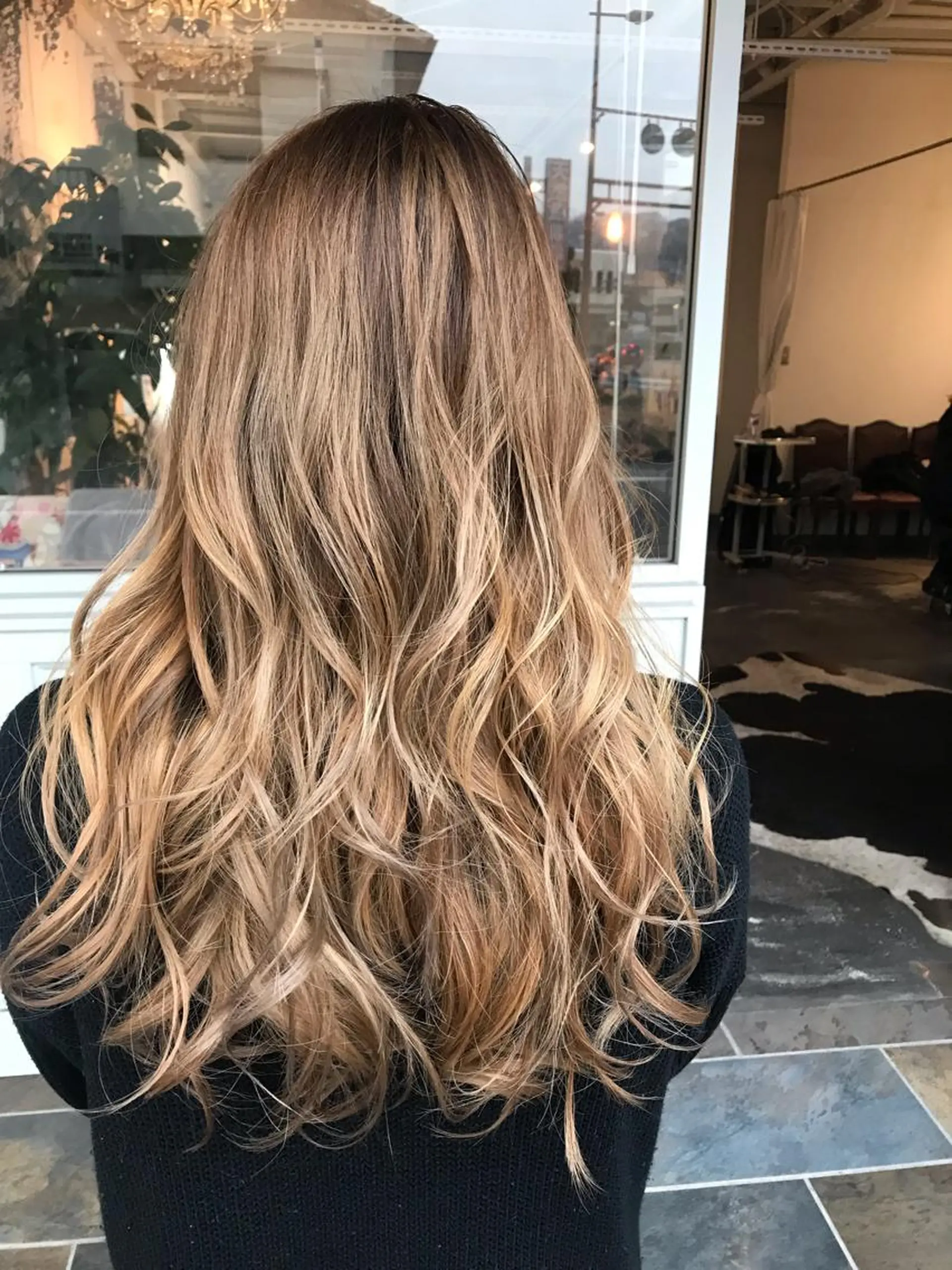 セミロング カラー ヘアアレンジ お団子ヘア 切りっぱなしボブ バレイヤージュ ブリーチ デザインカラー Mariana/ 鶴原-ハイライトのヘアスタイル