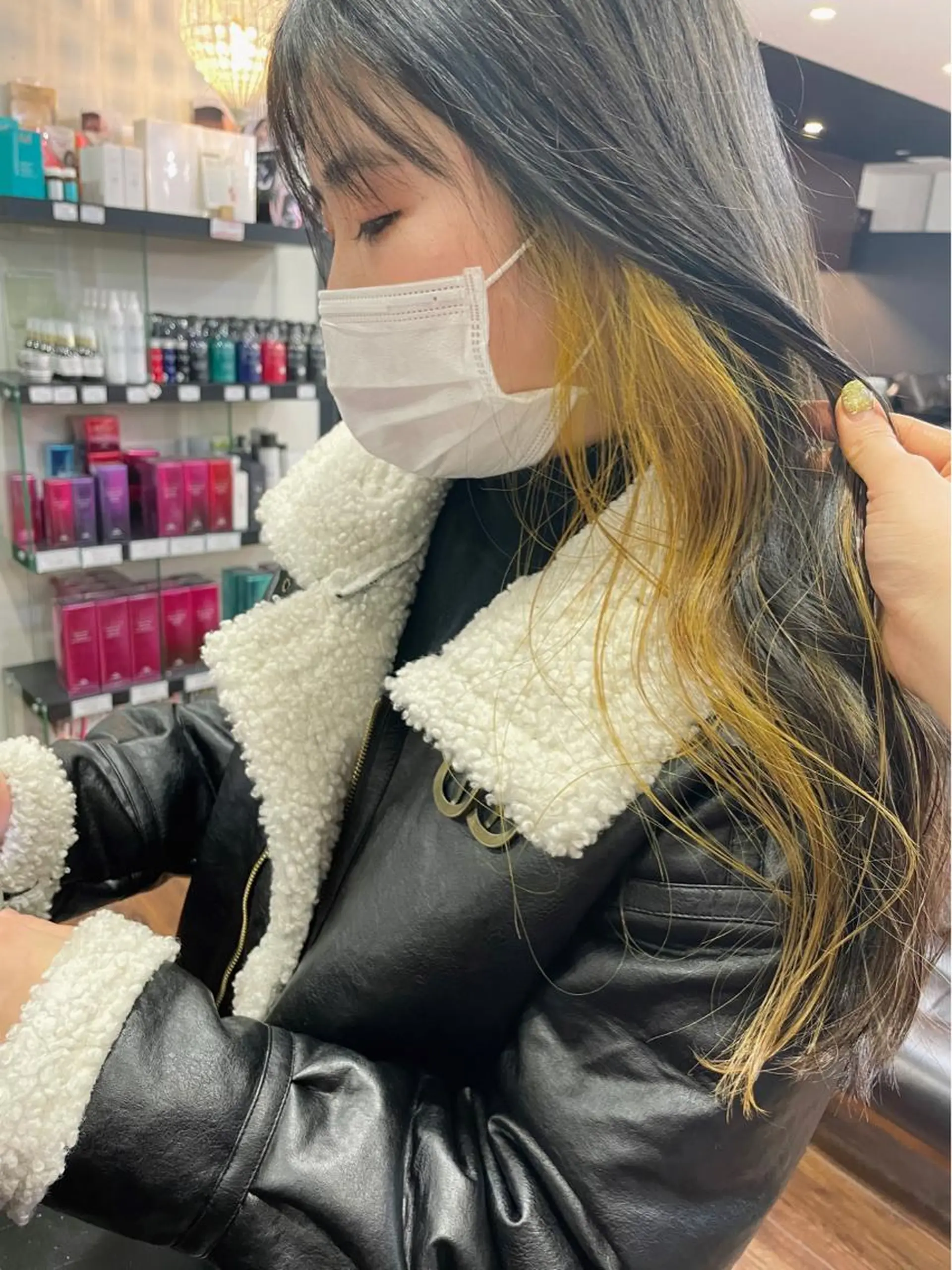 カラー ベージュカラー ブリーチ イヤリングカラー インナーカラー イエローカラー カット ヘアカラー レイヤーカット、 大人可愛い　中村美羅のヘアスタイル