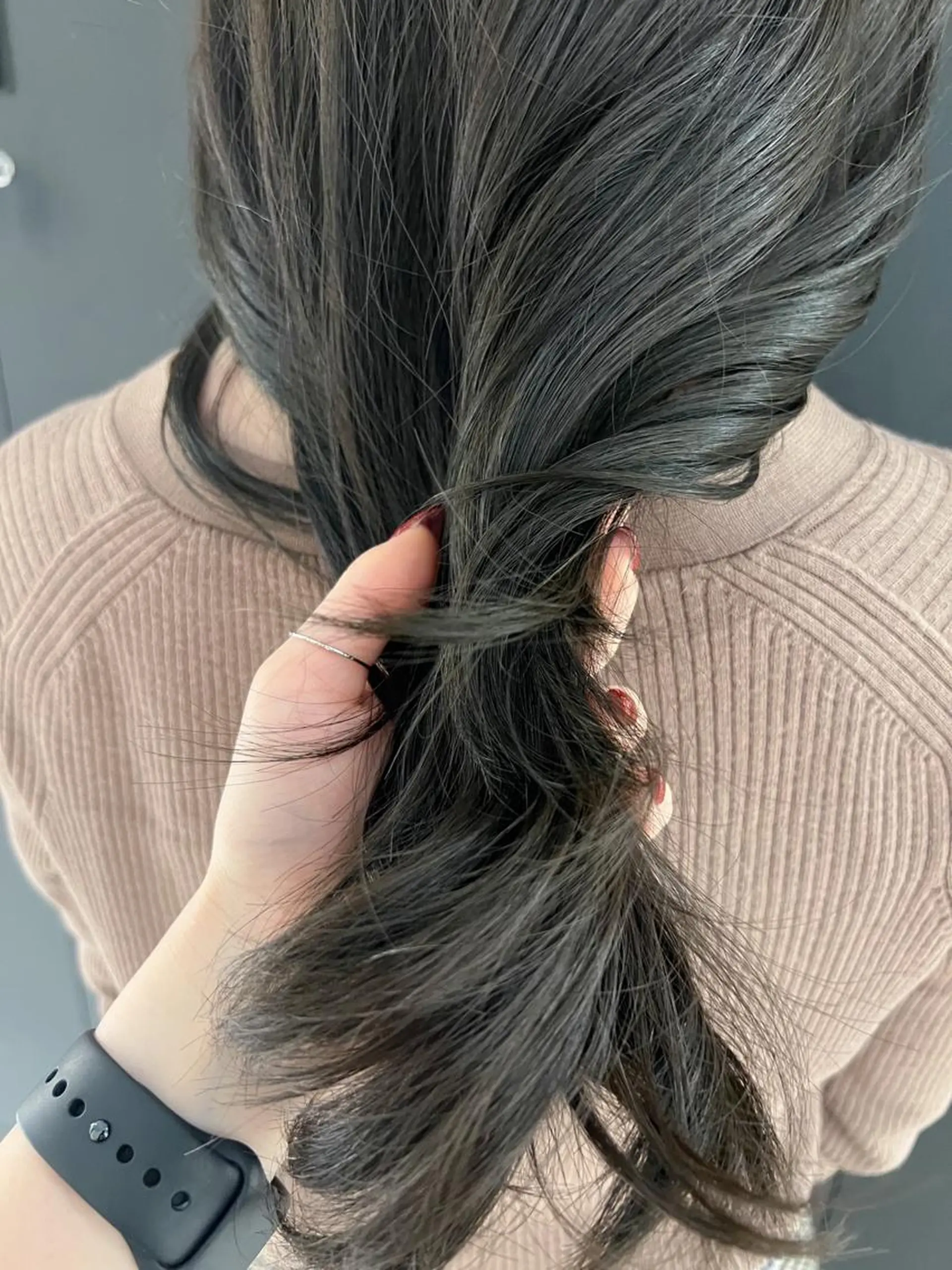 セミロング カラー オリーブグレー 暗髪カラー🫐パーマ おくだりんかのヘアスタイル