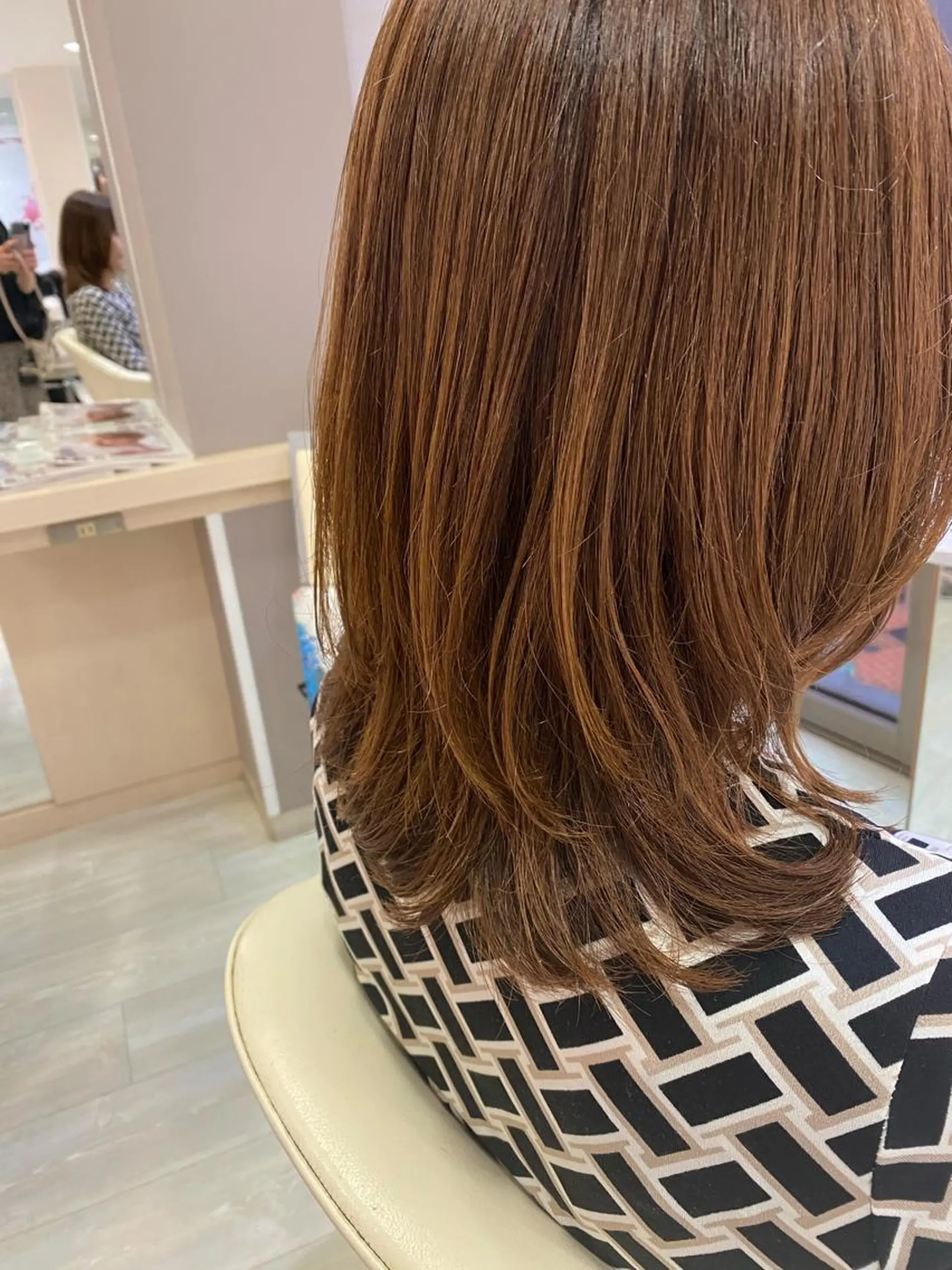 ミディアム 外ハネヘア カット ヘアカラー トリートメント 鬼澤 なお子のヘアスタイル