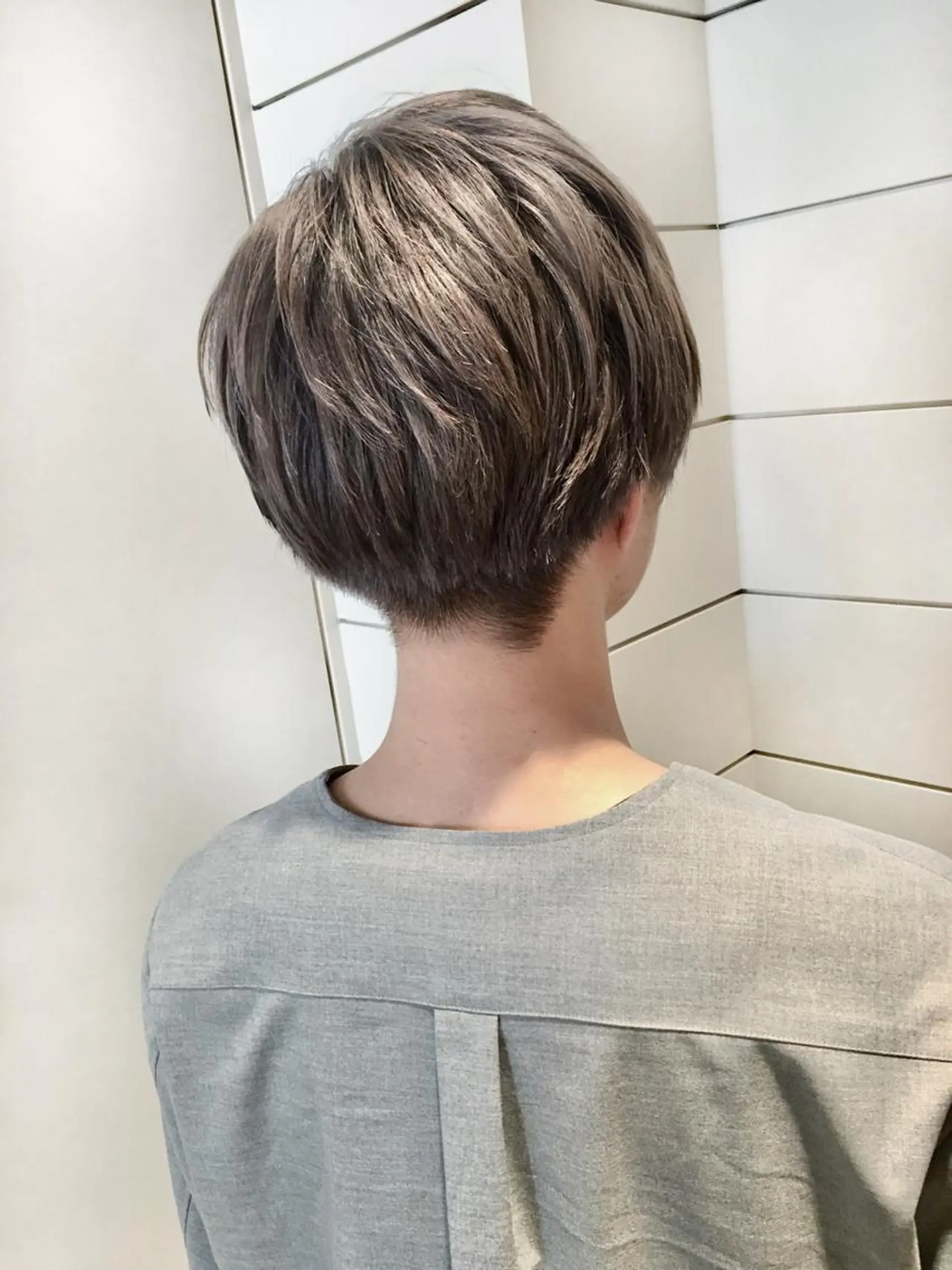 ショート カラー メンズ アッシュ シルバー シルバーアッシュ 鍵山 千秋のヘアスタイル