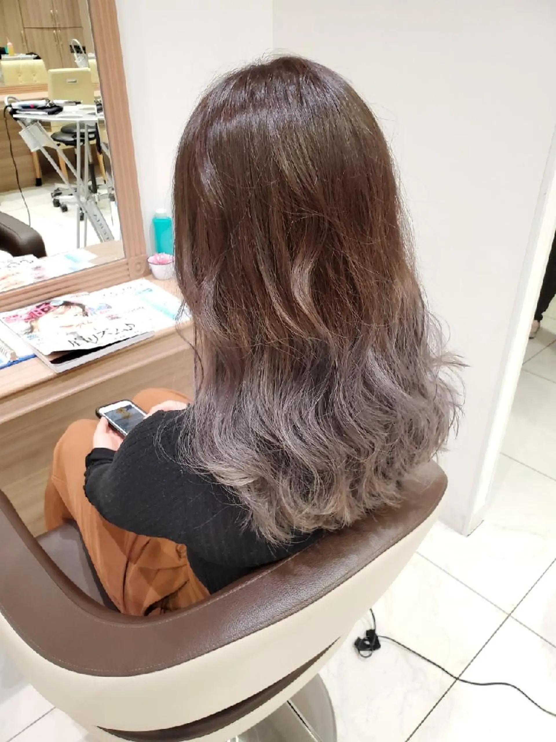 セミロング カラー アッシュ アッシュグレー ベージュカラー ブリーチ グラデーションカラー 中村 和貴のヘアスタイル