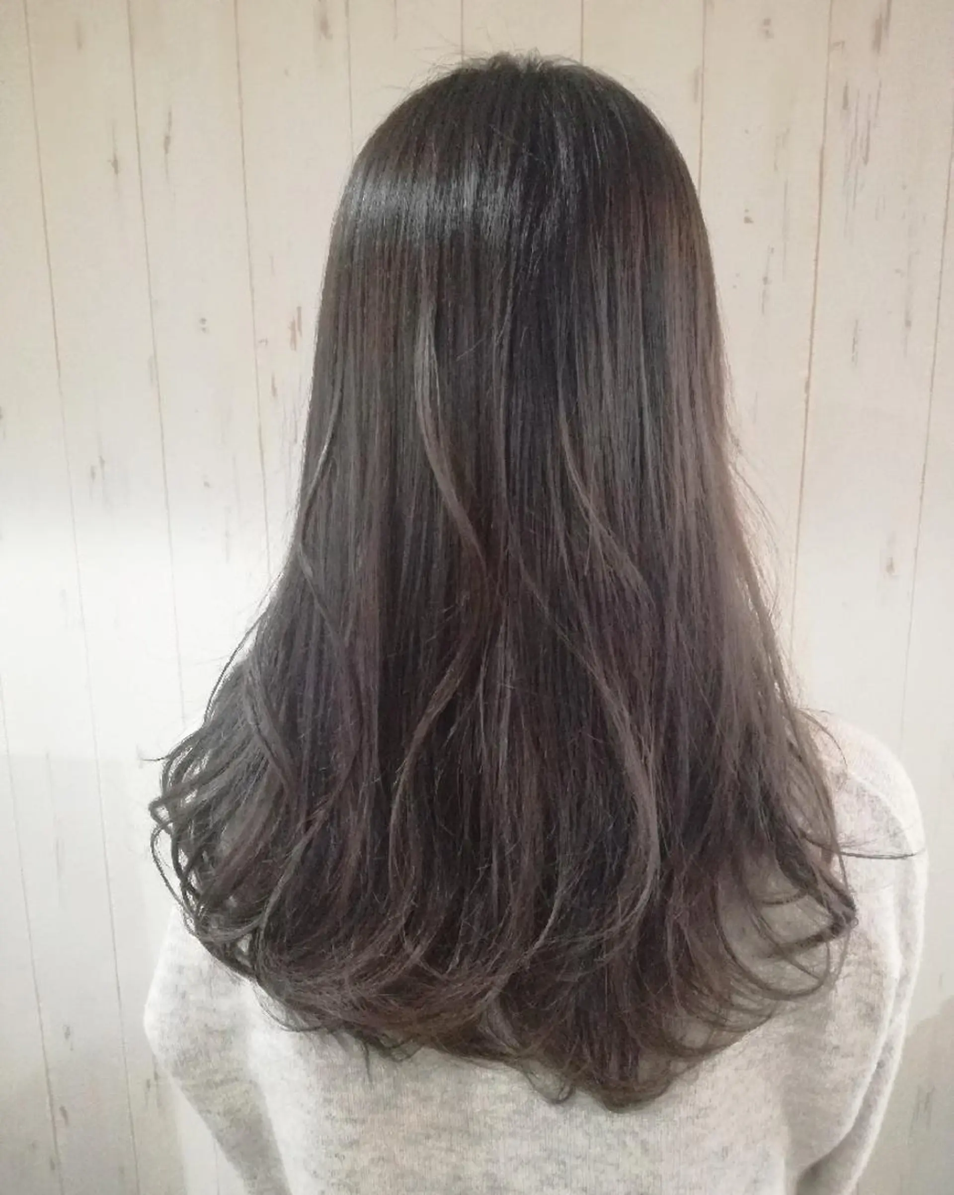 セミロング カラー グレージュ ハイライトカラー ラベンダーカラー ラベンダーグレージュ ラベンダーグレー 西川 敏夫のヘアスタイル