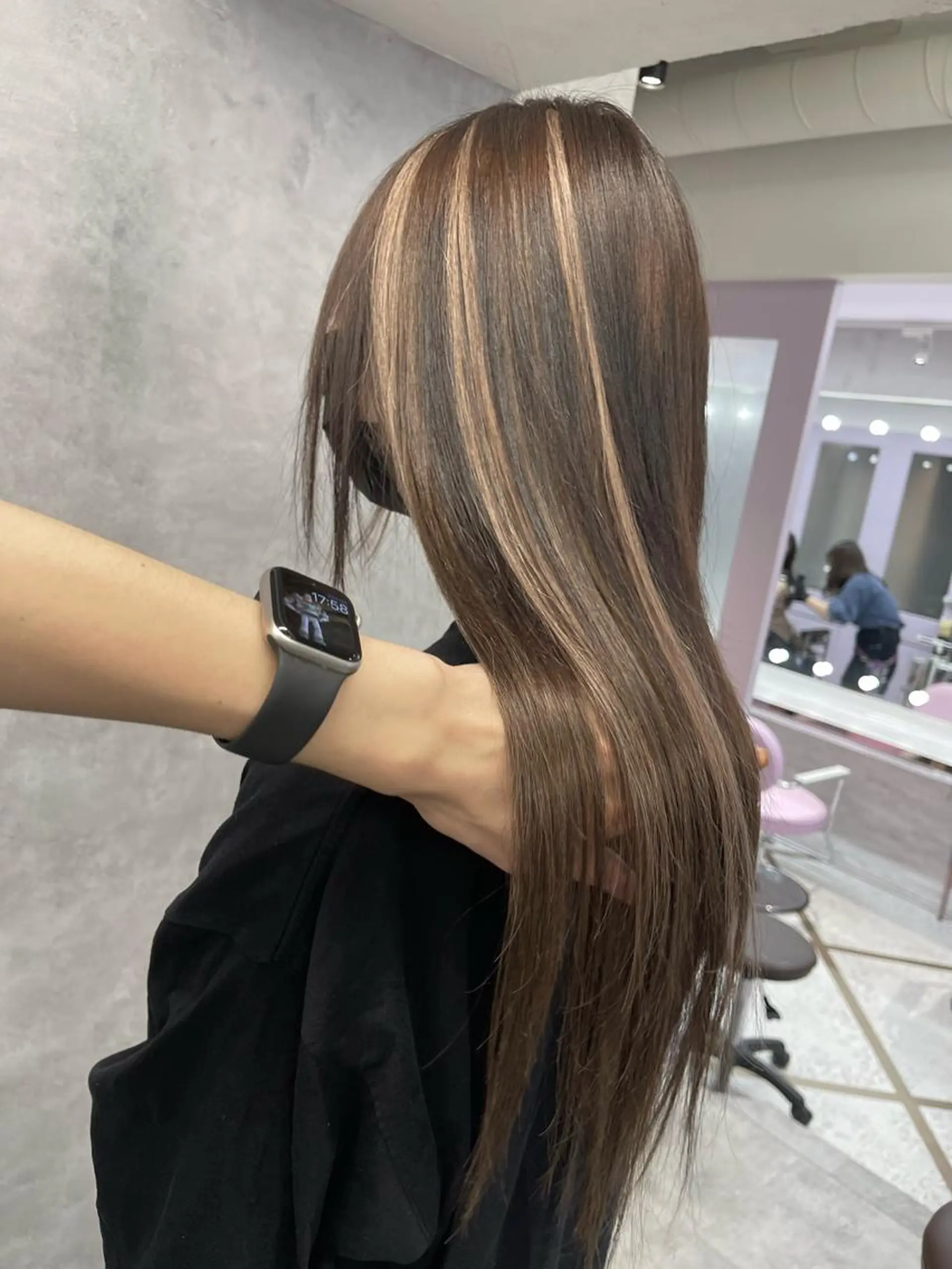 ロング カラー ブリーチ ケアブリーチ ハイライトカラー ハイライト オフホワイトアンドなんば所属・福西 洋斗のヘアスタイル